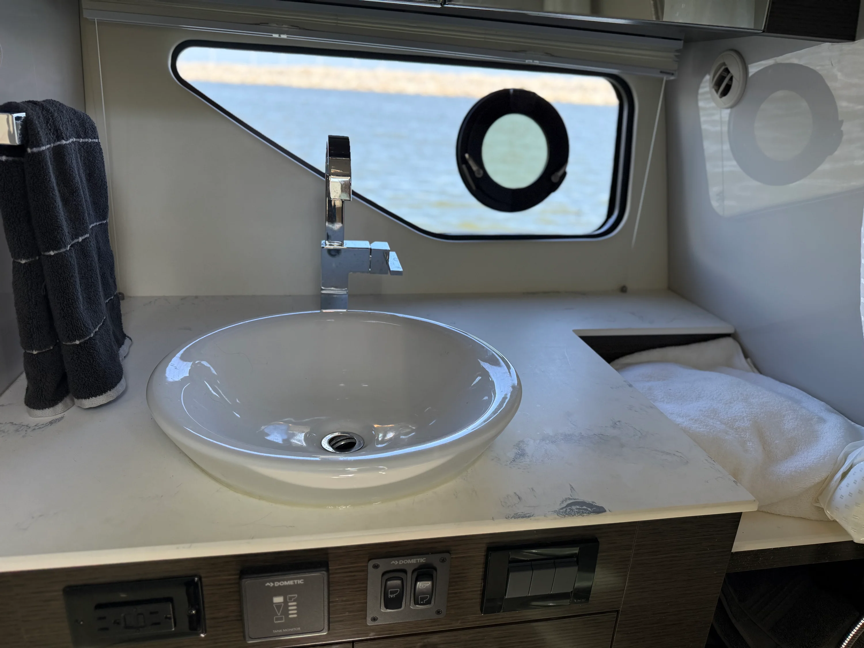 2021 Cruisers Yachts 38 GLS Image Thumbnail #54