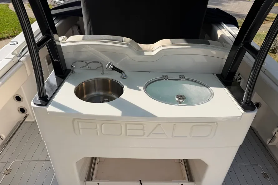 2017 Robalo R302 Image Thumbnail #14