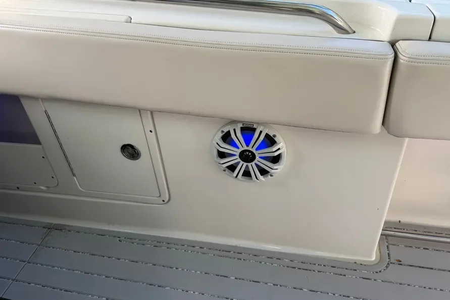 2017 Robalo R302 Image Thumbnail #4