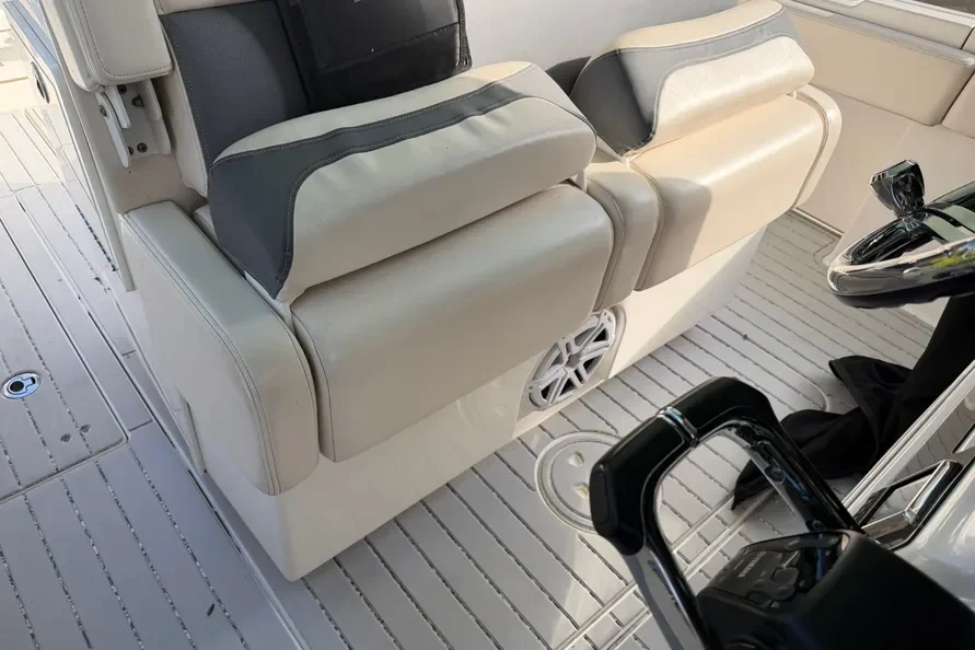 2017 Robalo R302 Image Thumbnail #5