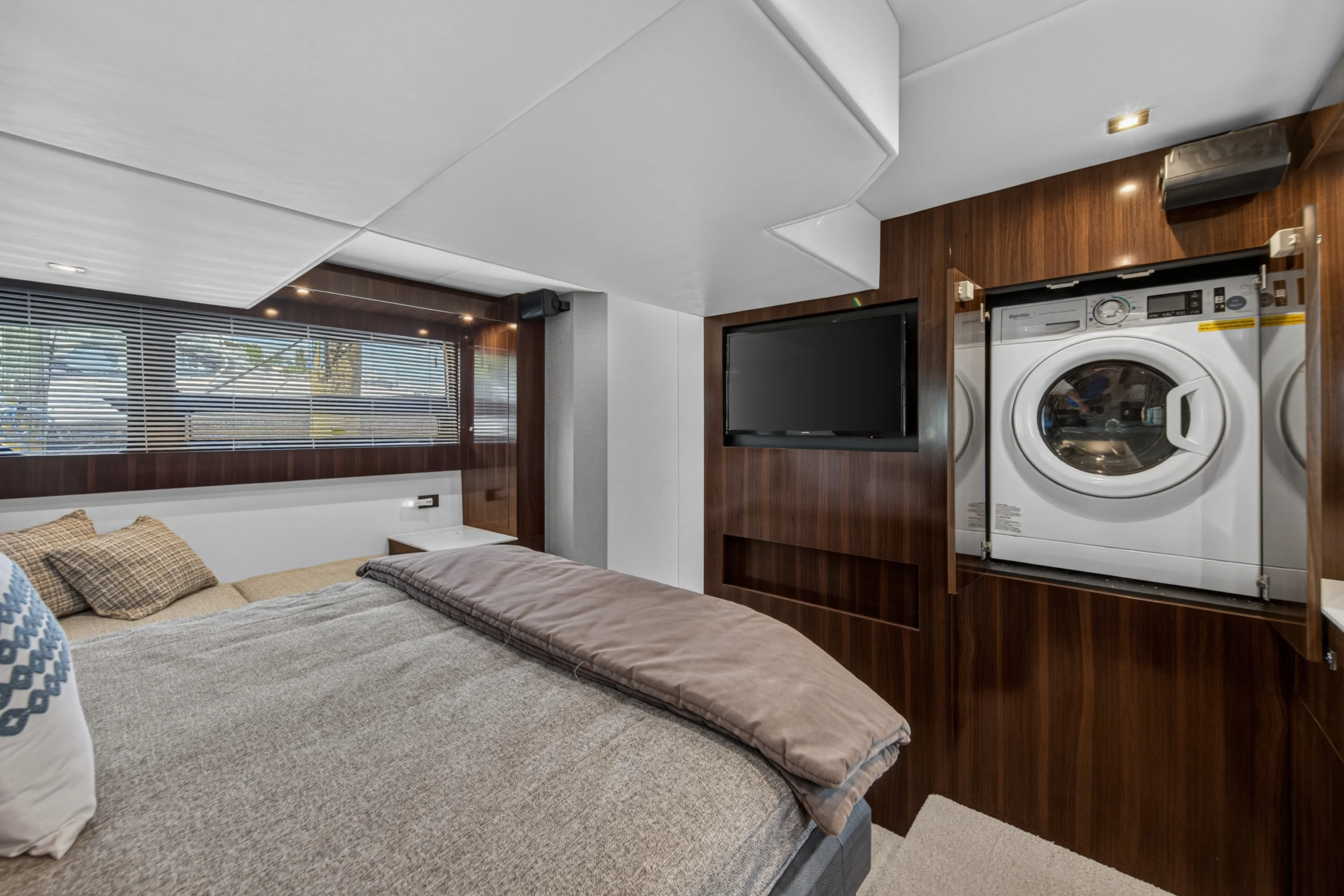 2023 Cruisers Yachts 50 CANTIUS Image Thumbnail #87