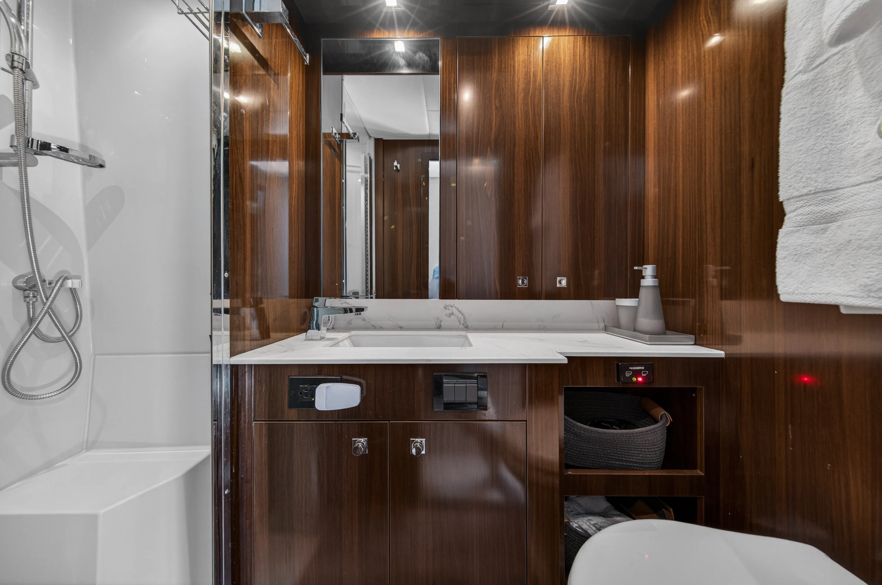 2023 Cruisers Yachts 50 CANTIUS Image Thumbnail #91