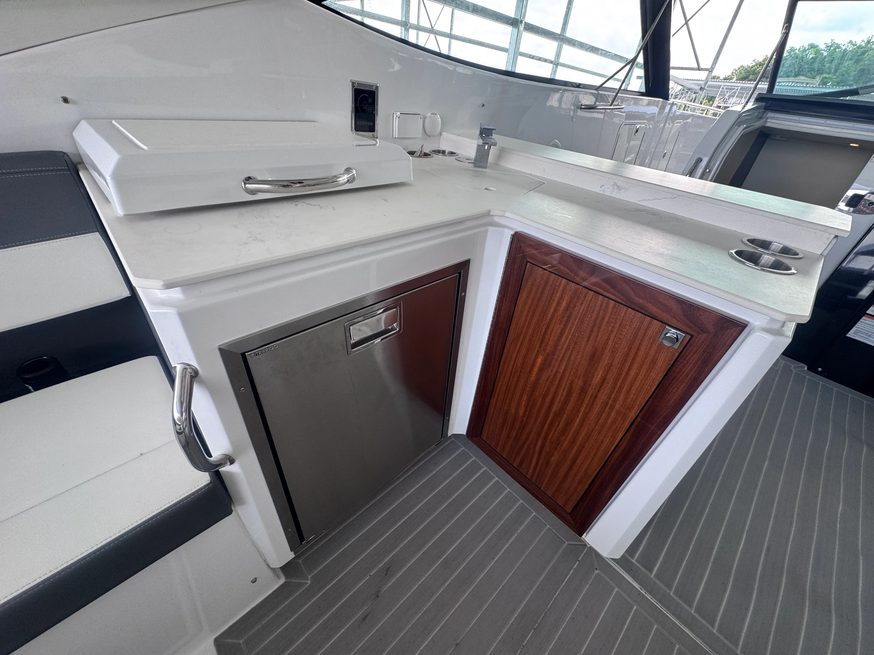 2023 Cruisers Yachts 38 GLS Image Thumbnail #9