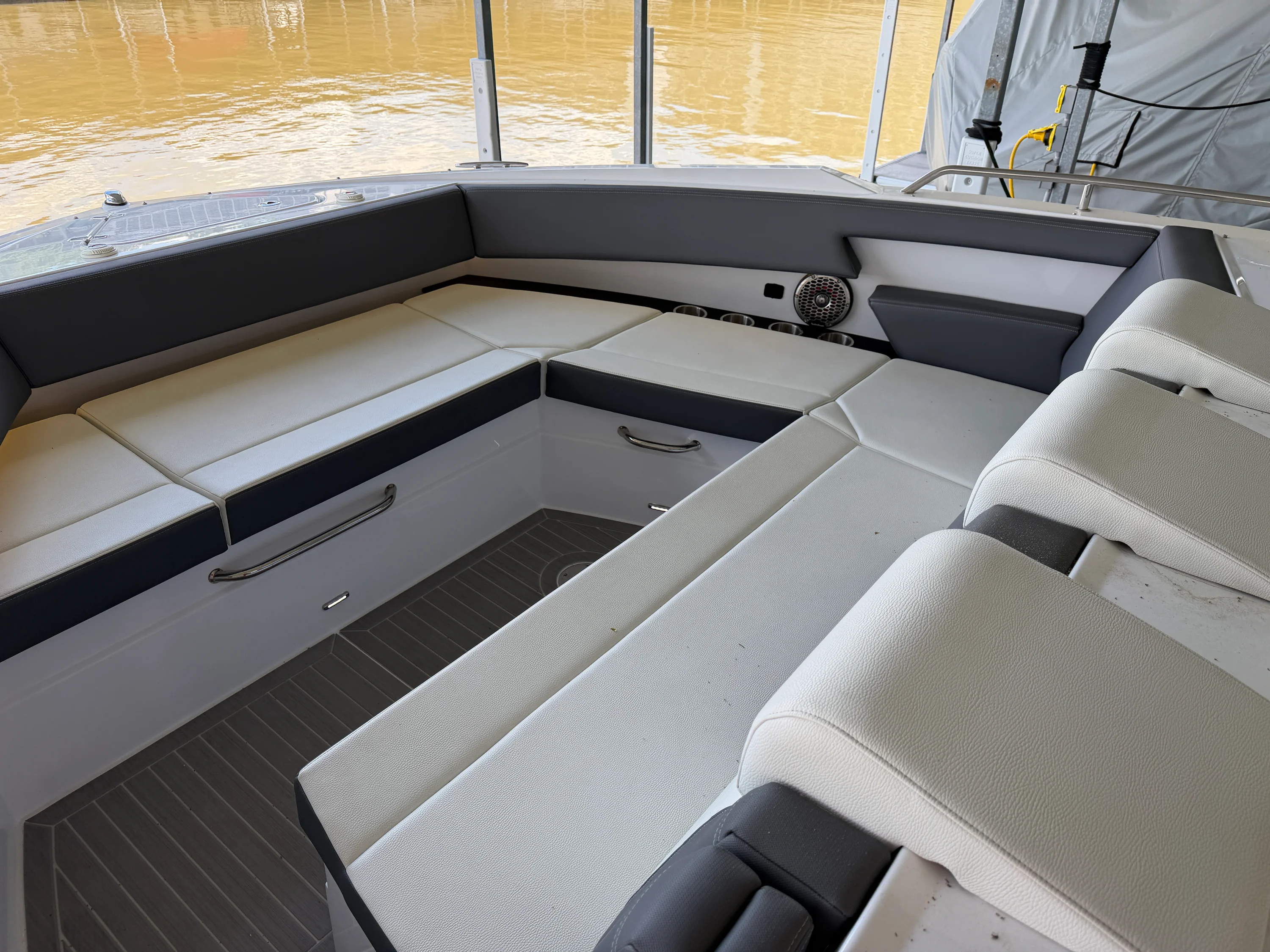 2023 Cruisers Yachts 38 GLS Image Thumbnail #16