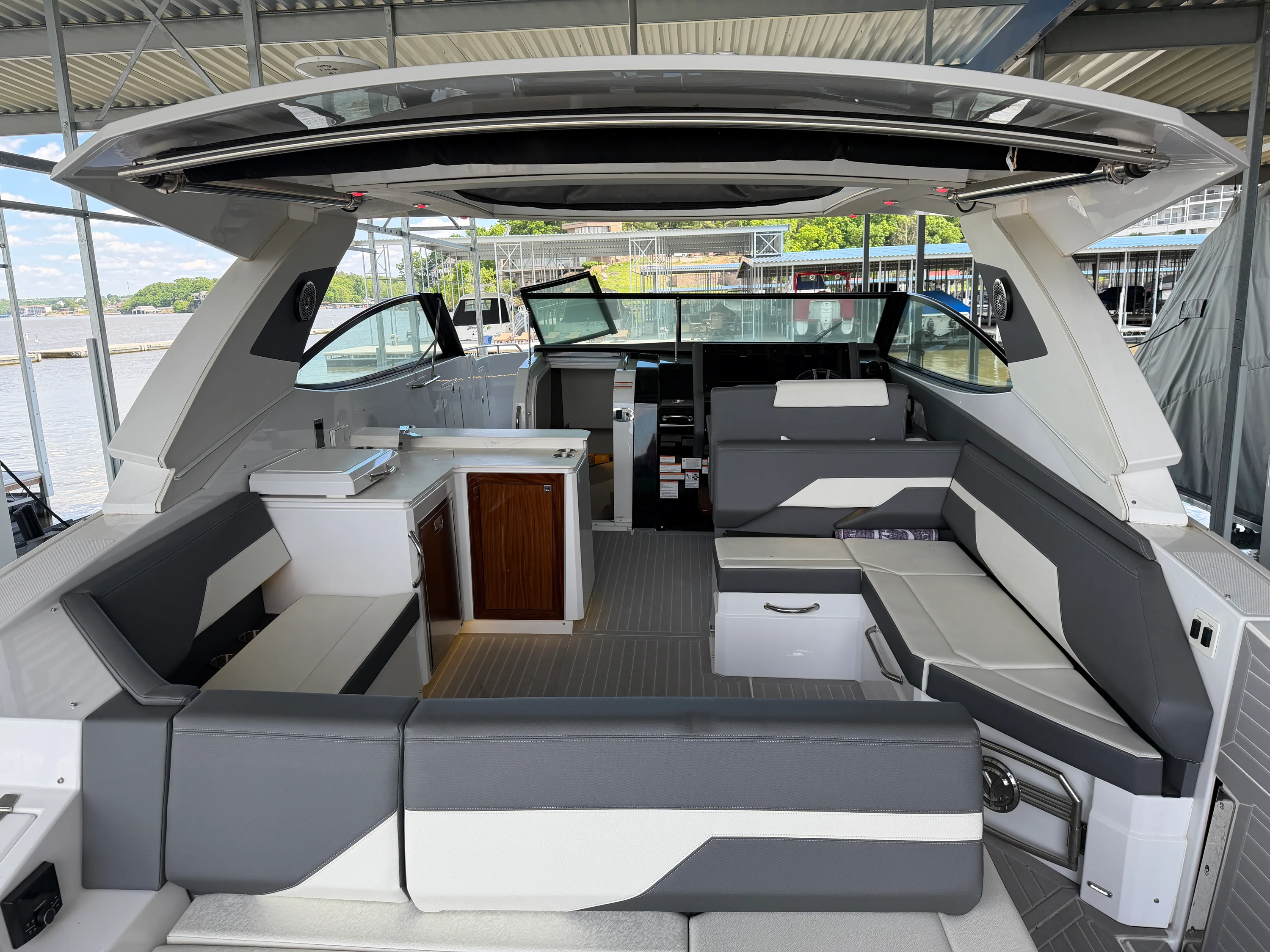 2023 Cruisers Yachts 38 GLS Image Thumbnail #4