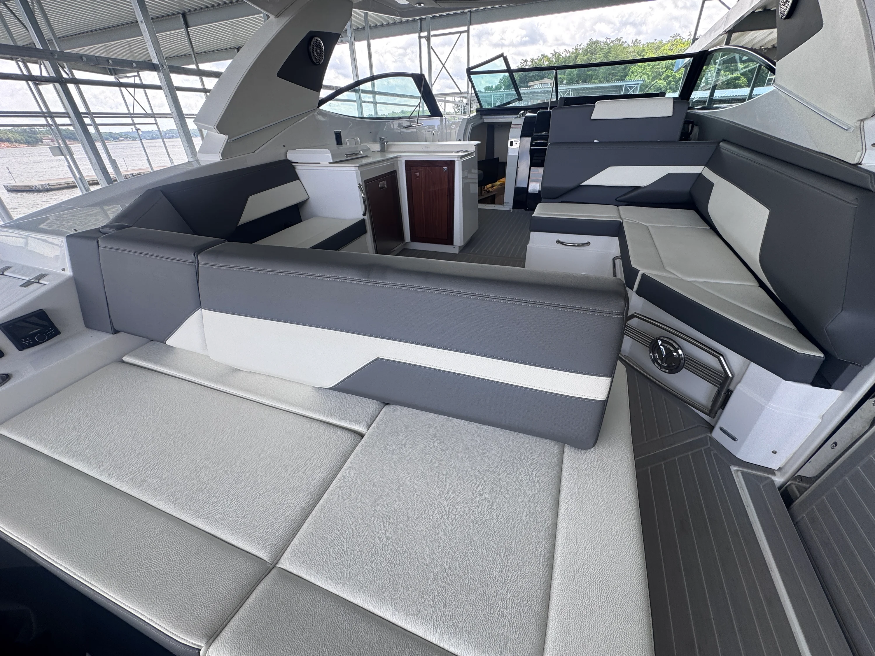 2023 Cruisers Yachts 38 GLS Image Thumbnail #5