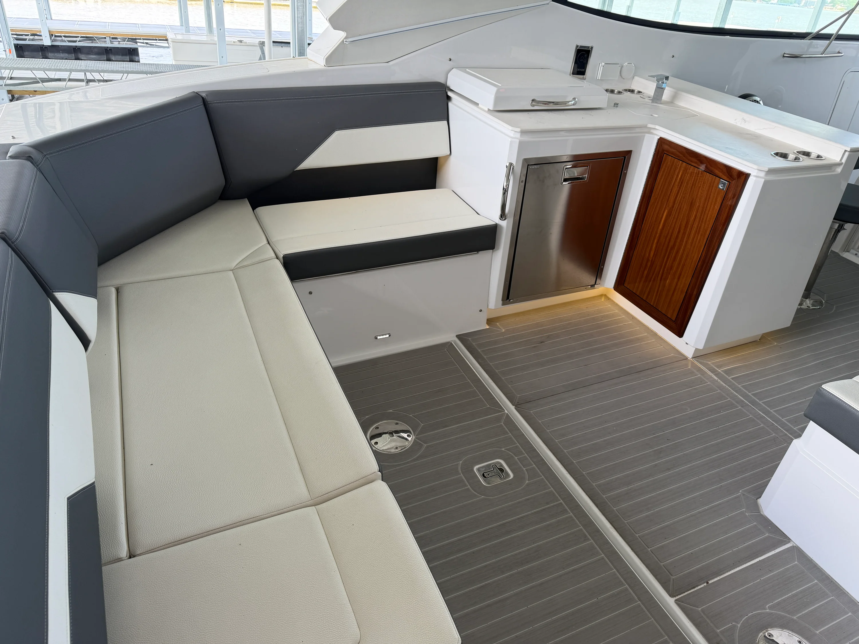 2023 Cruisers Yachts 38 GLS Image Thumbnail #8