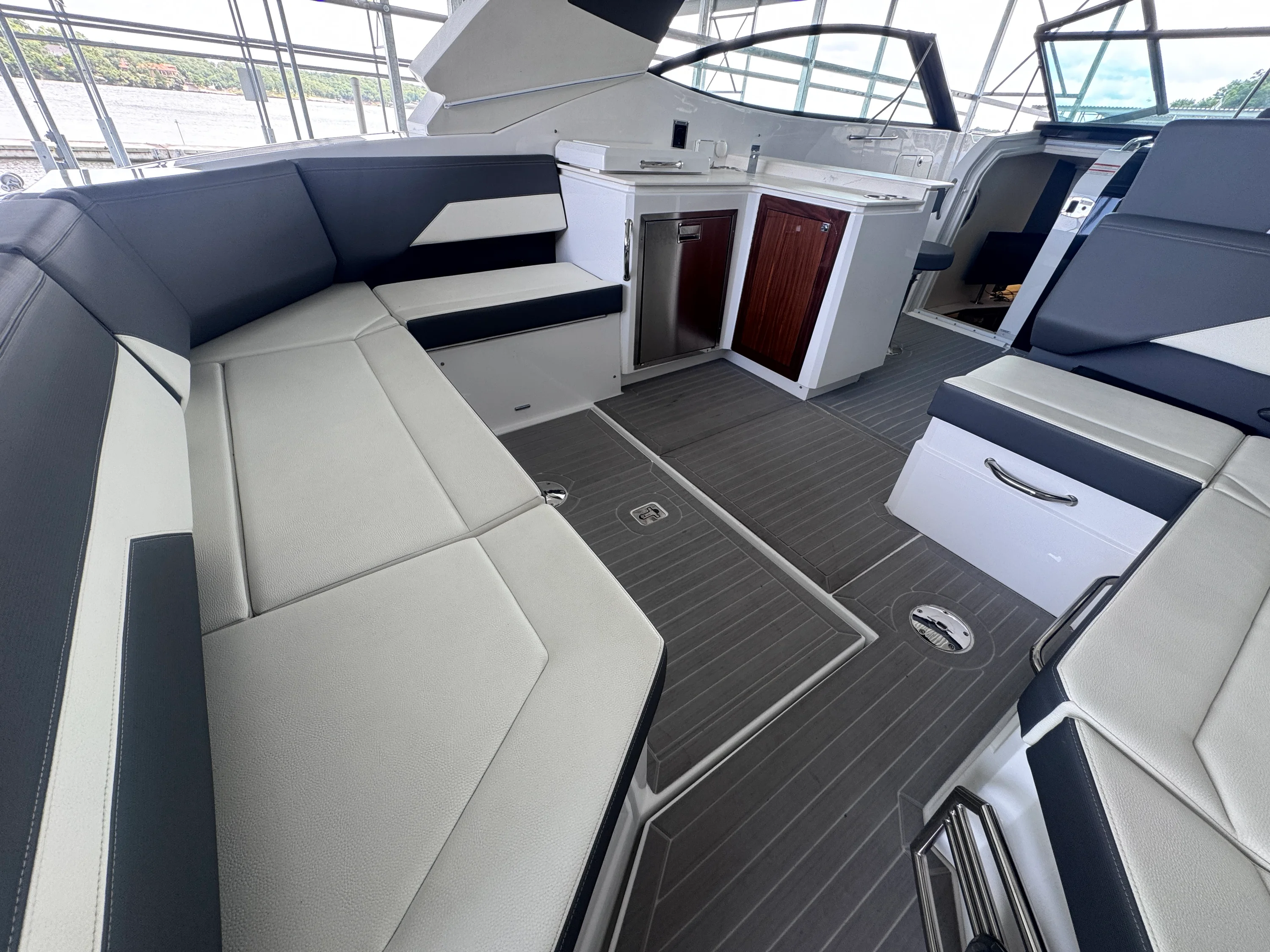 2023 Cruisers Yachts 38 GLS Image Thumbnail #6