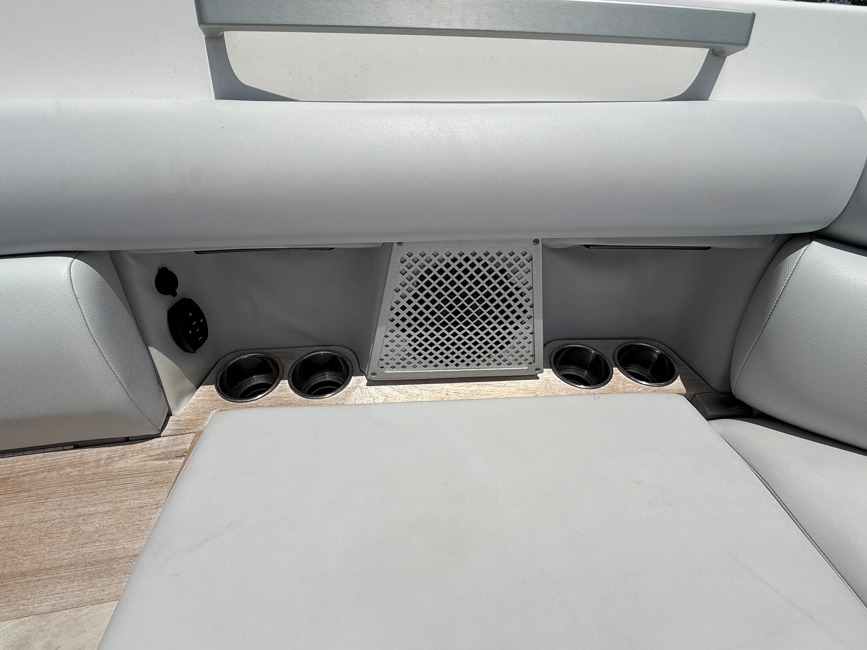 2021 Aviara AV32 Outboard Image Thumbnail #26