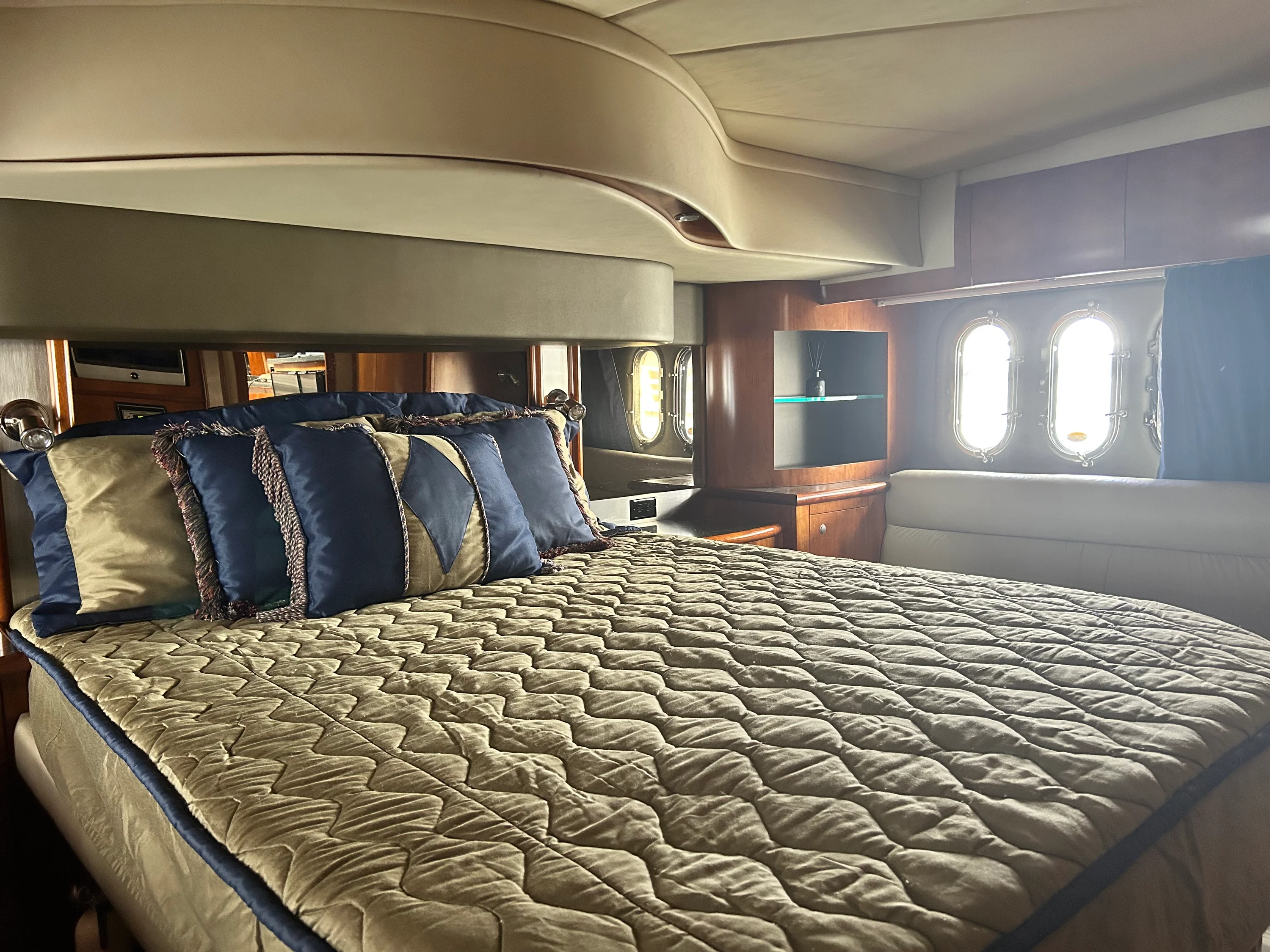 2007 Cruisers Yachts 520 EXPRESS Image Thumbnail #12