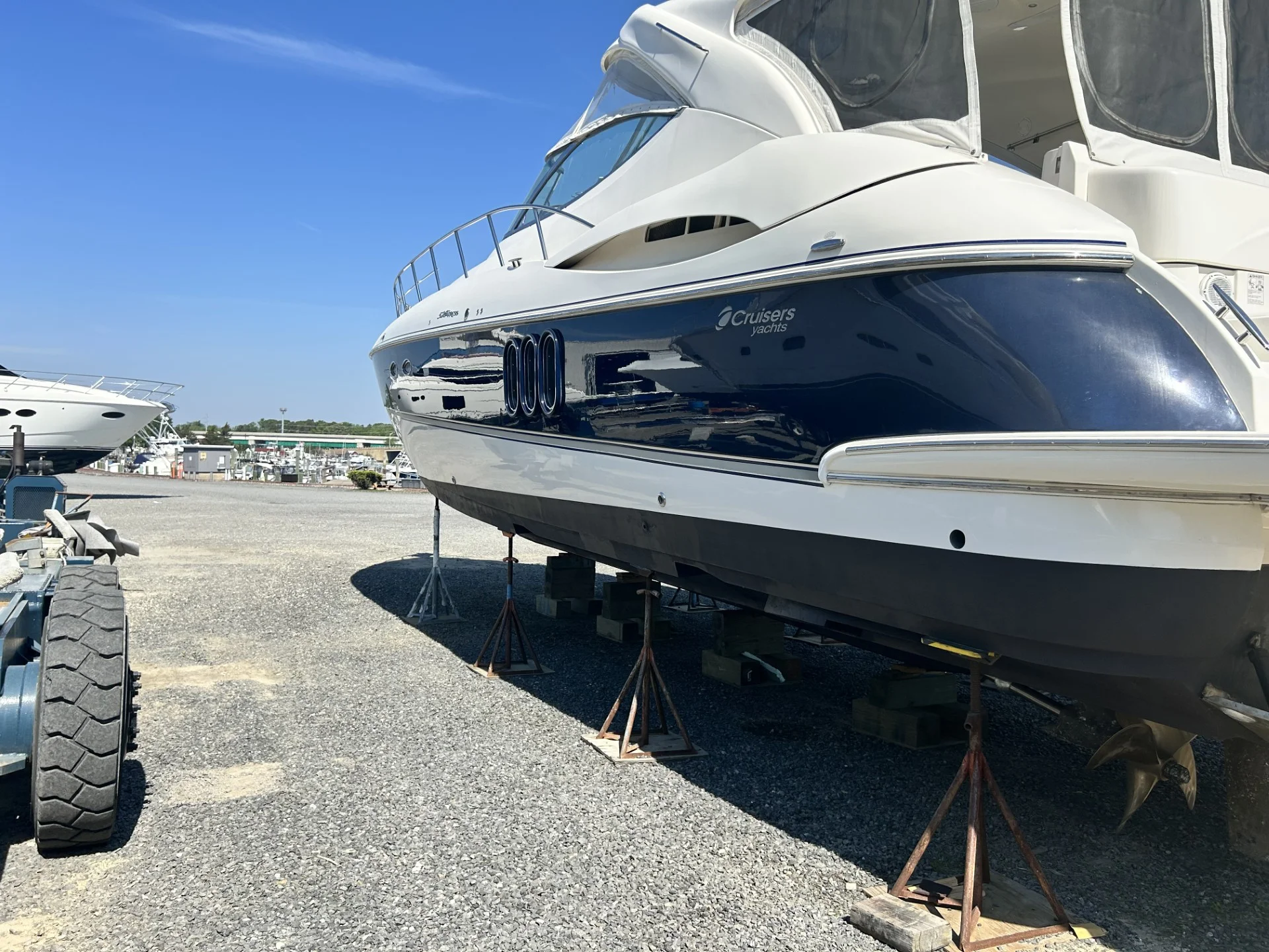 2007 Cruisers Yachts 520 EXPRESS Image Thumbnail #2