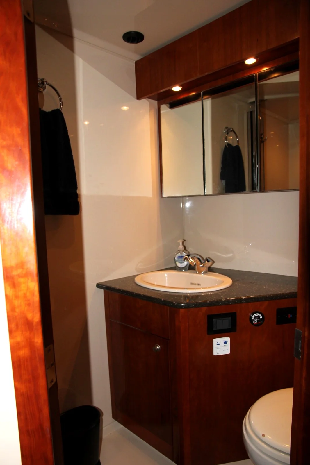 2007 Cruisers Yachts 520 EXPRESS Image Thumbnail #13