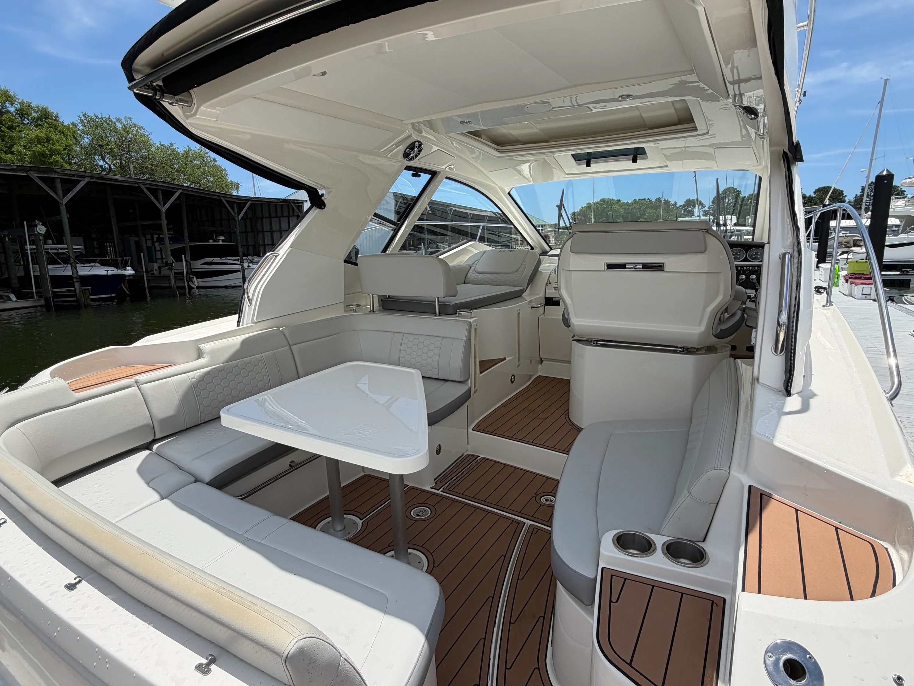 2019 Sea Ray Sundancer 350 Coupe Image Thumbnail #8