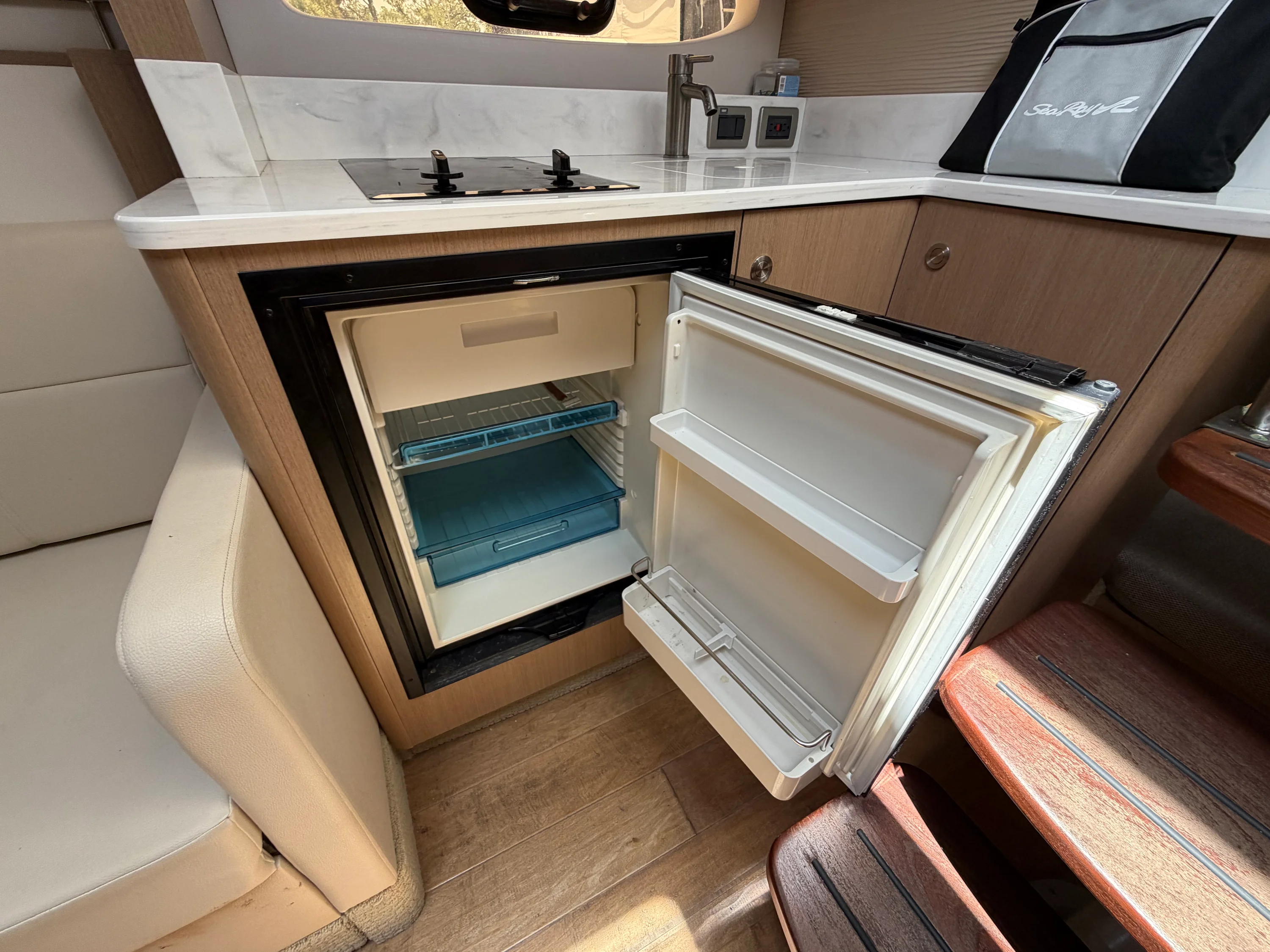2019 Sea Ray Sundancer 350 Coupe Image Thumbnail #24