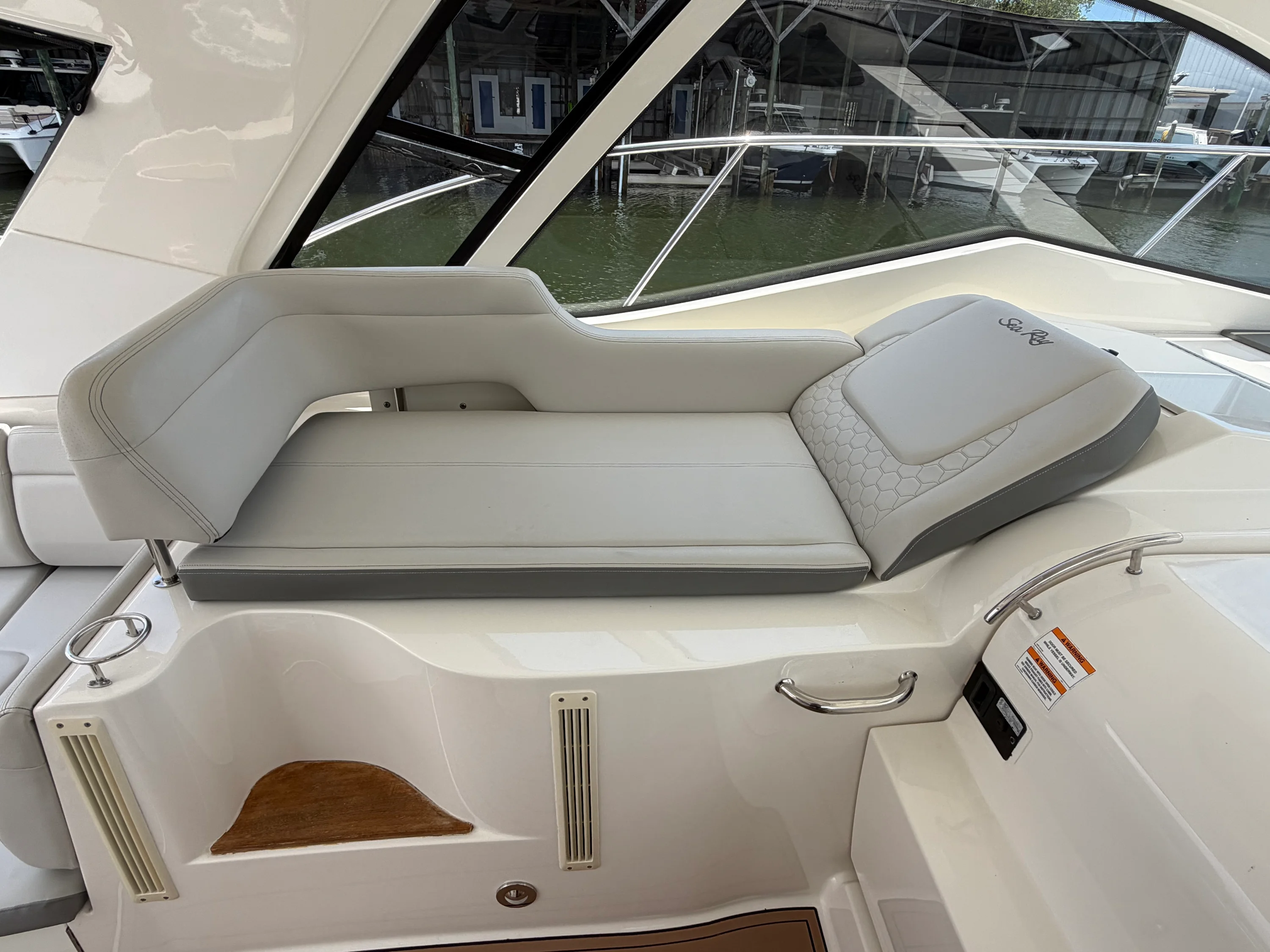 2019 Sea Ray Sundancer 350 Coupe Image Thumbnail #10
