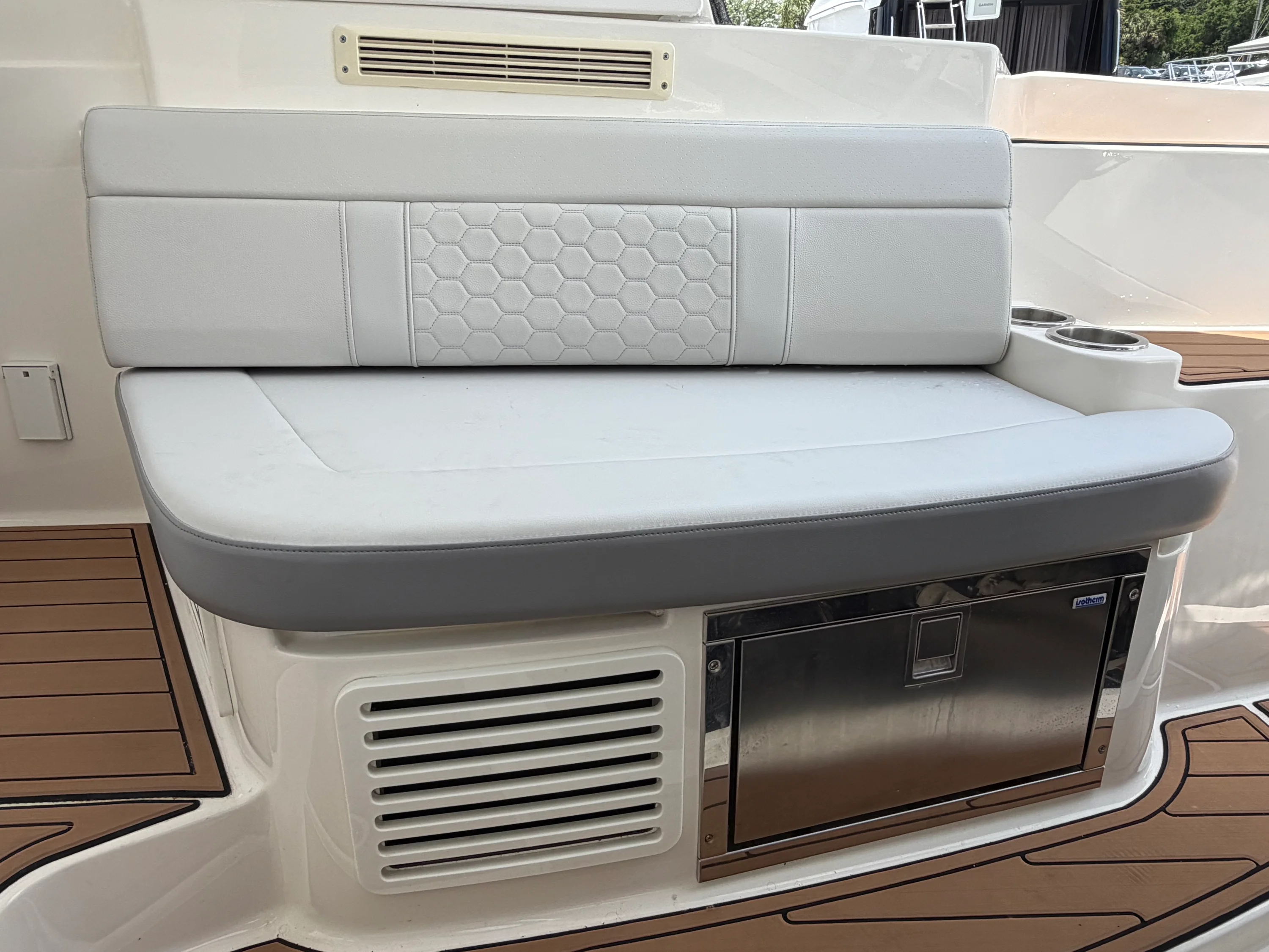 2019 Sea Ray Sundancer 350 Coupe Image Thumbnail #13