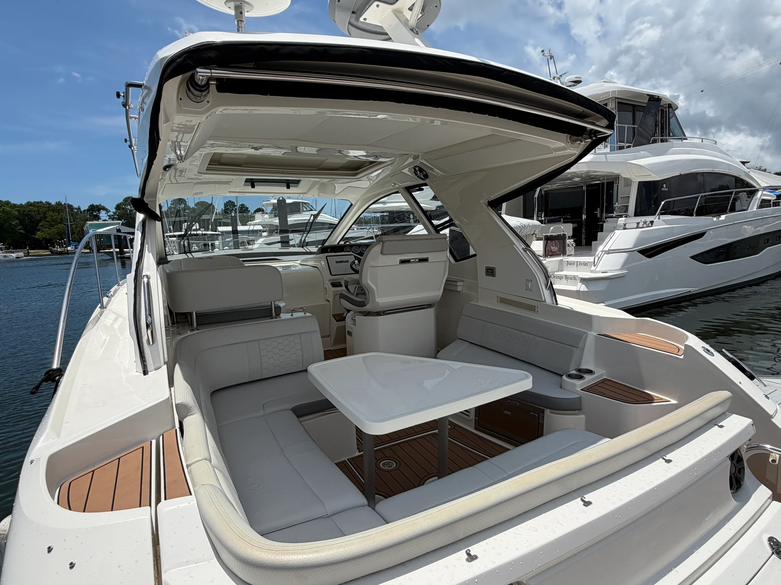 2019 Sea Ray Sundancer 350 Coupe Image Thumbnail #7