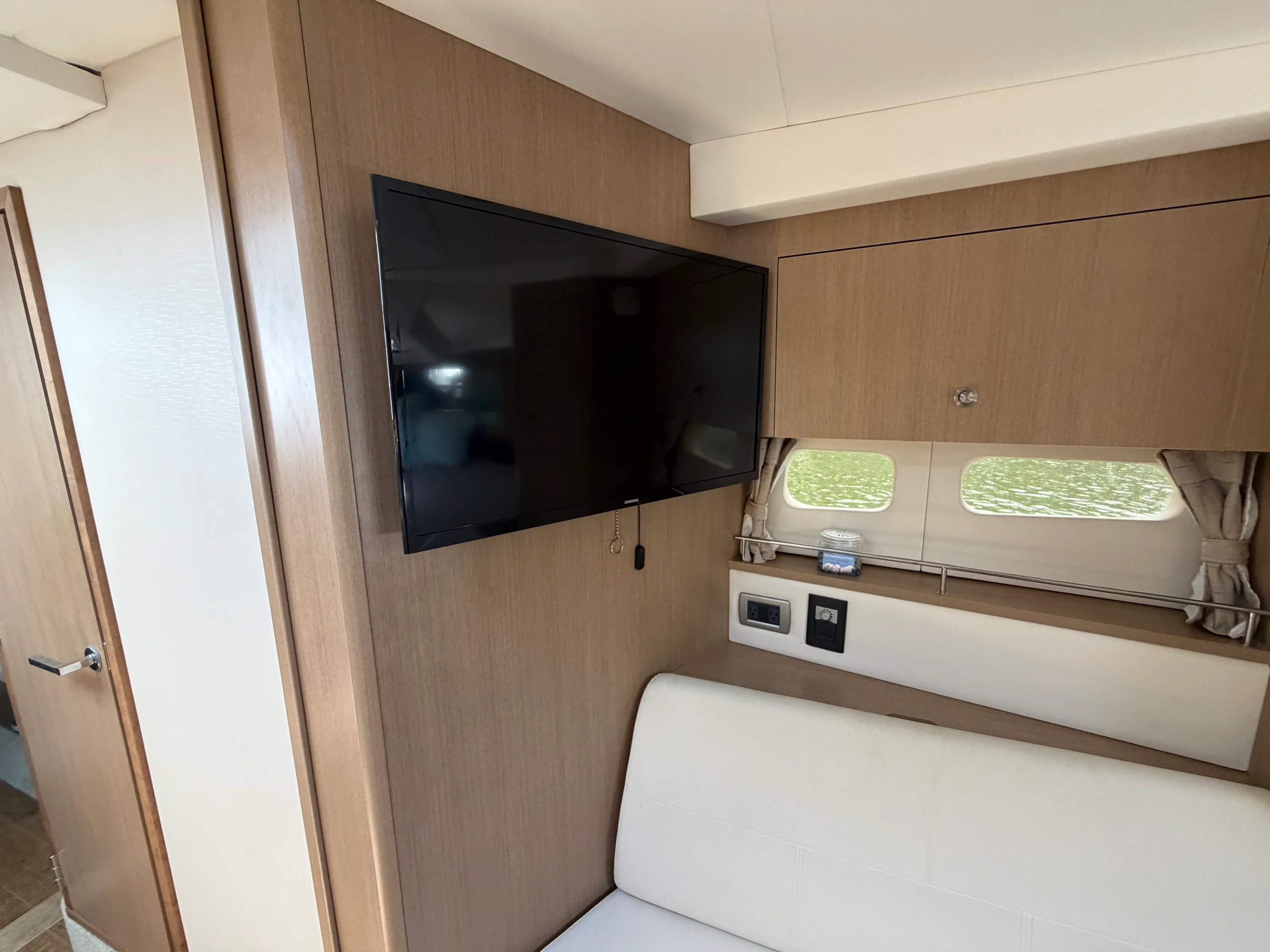 2019 Sea Ray Sundancer 350 Coupe Image Thumbnail #30