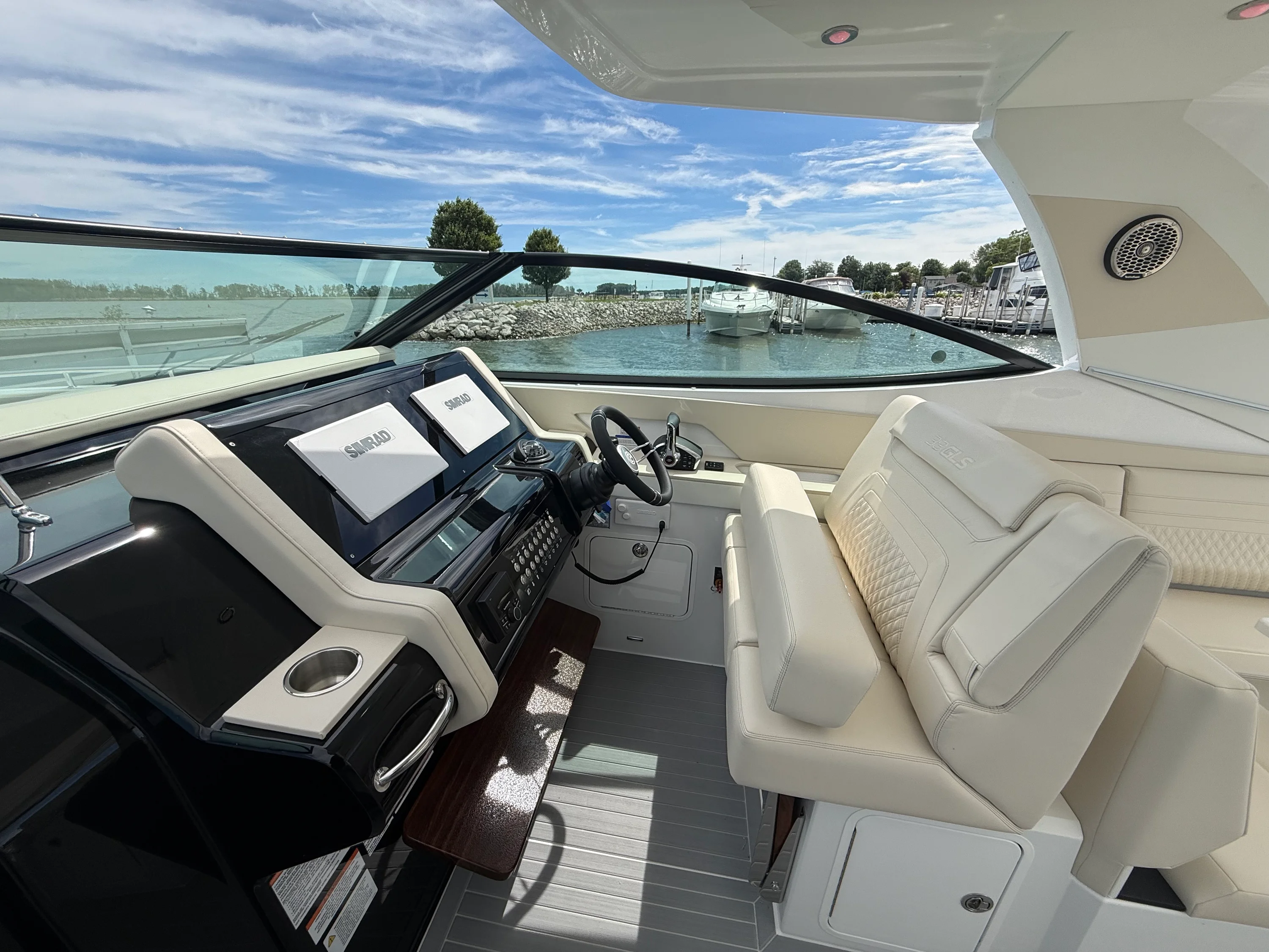 2027 Cruisers Yachts 38GLS-OB Image Thumbnail #9