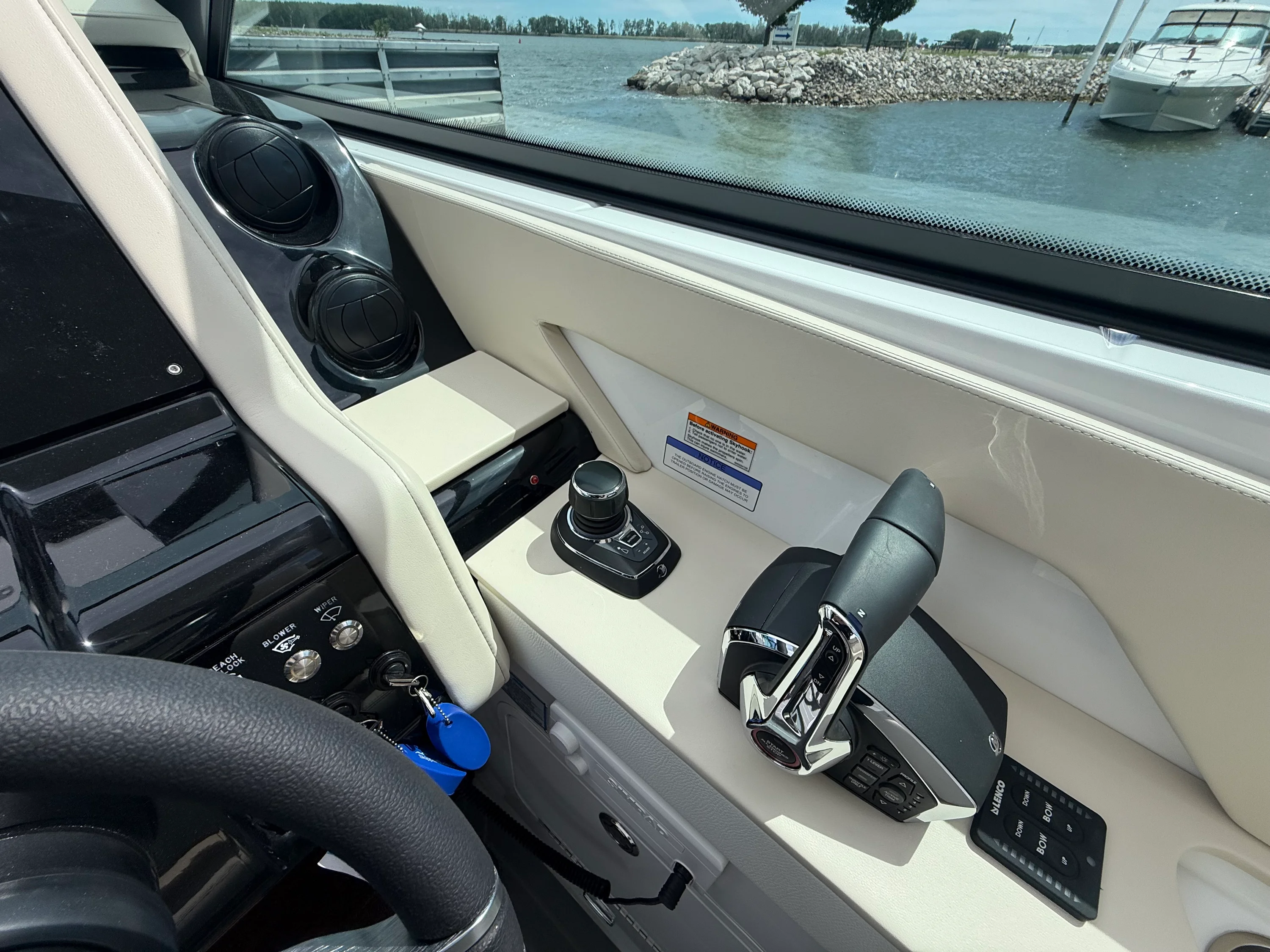 2027 Cruisers Yachts 38GLS-OB Image Thumbnail #11