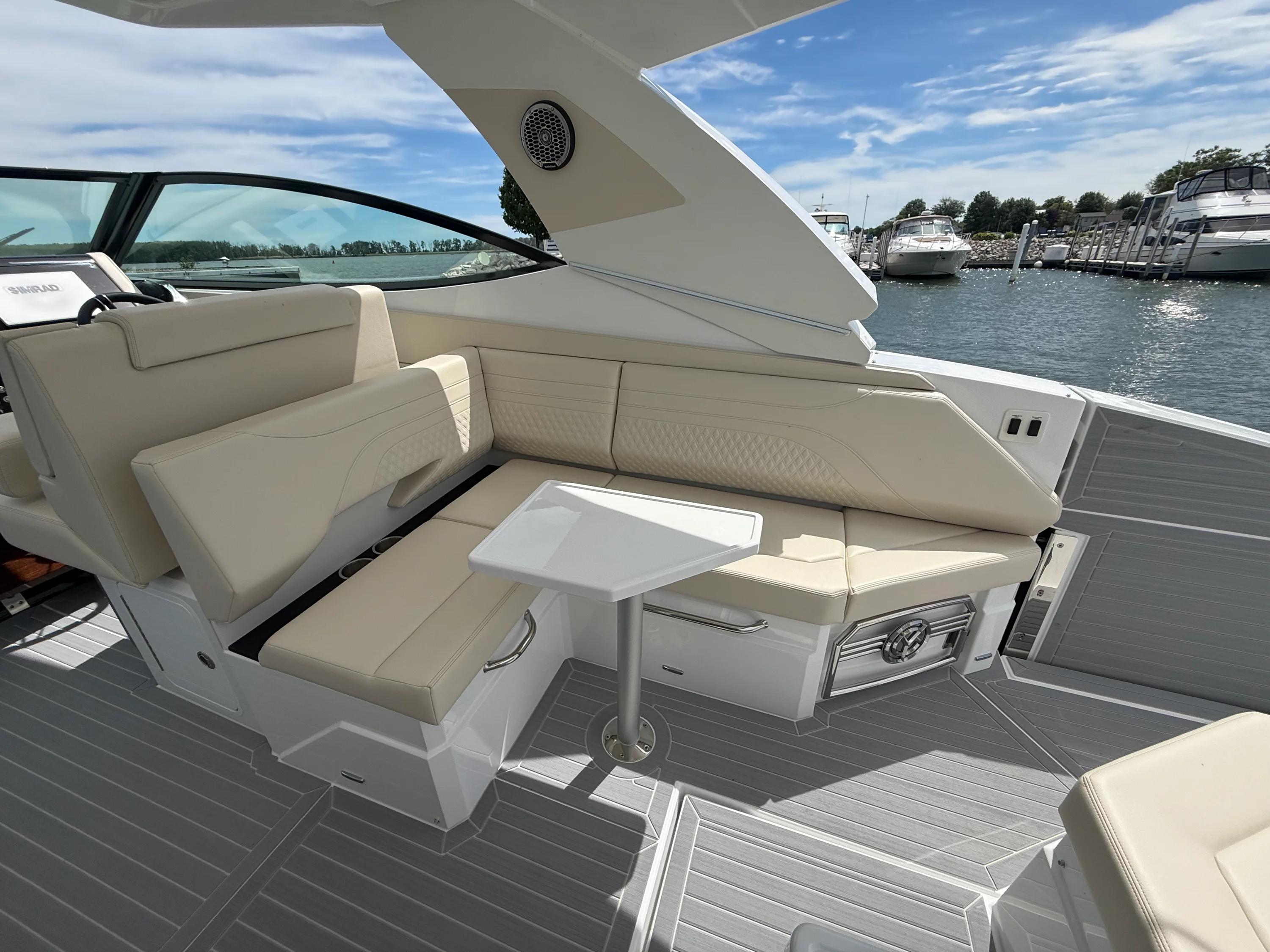 2027 Cruisers Yachts 38GLS-OB Image Thumbnail #4