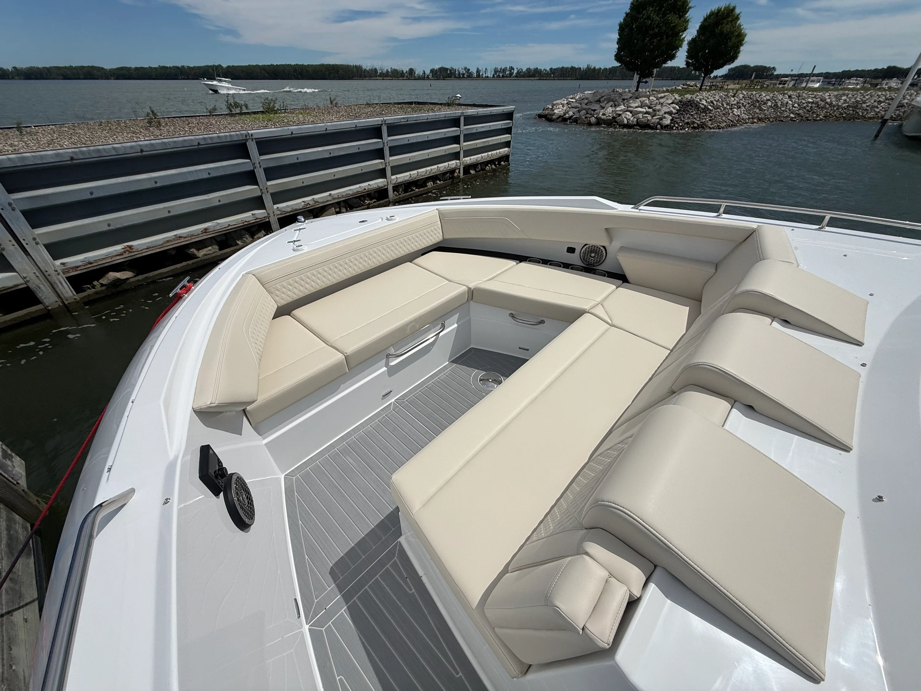 2027 Cruisers Yachts 38GLS-OB Image Thumbnail #13