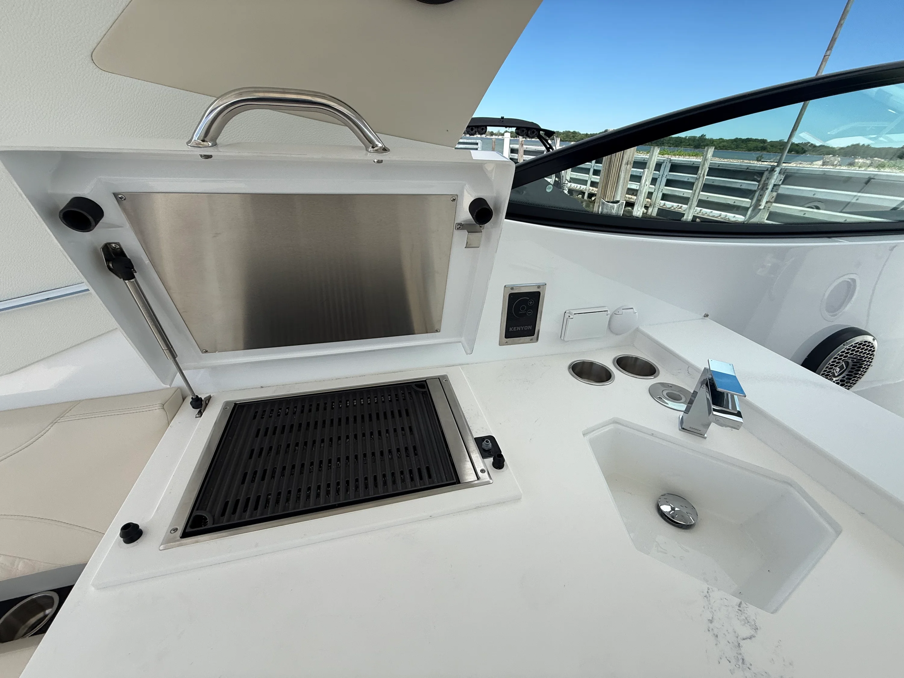 2027 Cruisers Yachts 38GLS-OB Image Thumbnail #7