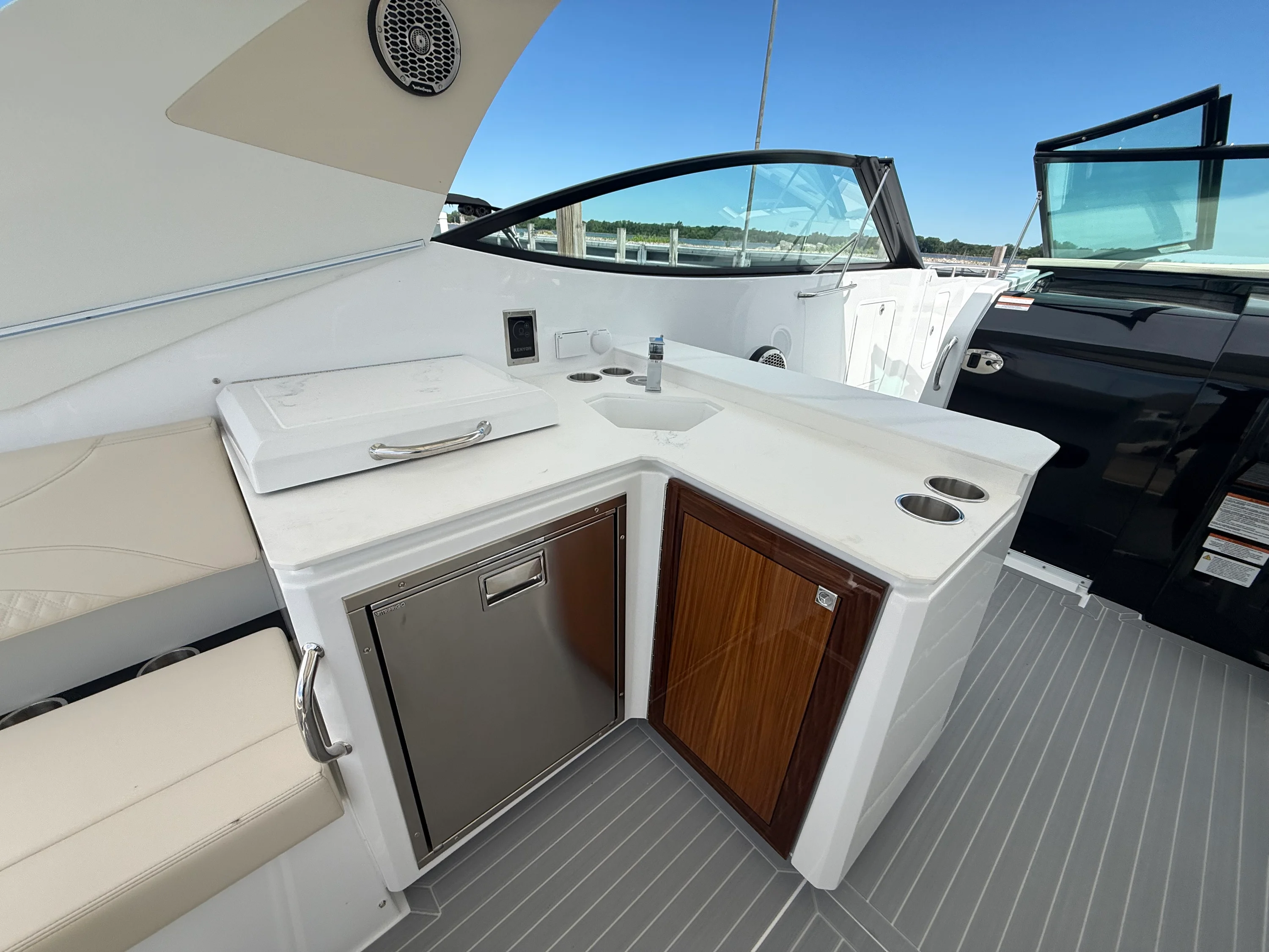 2027 Cruisers Yachts 38GLS-OB Image Thumbnail #6