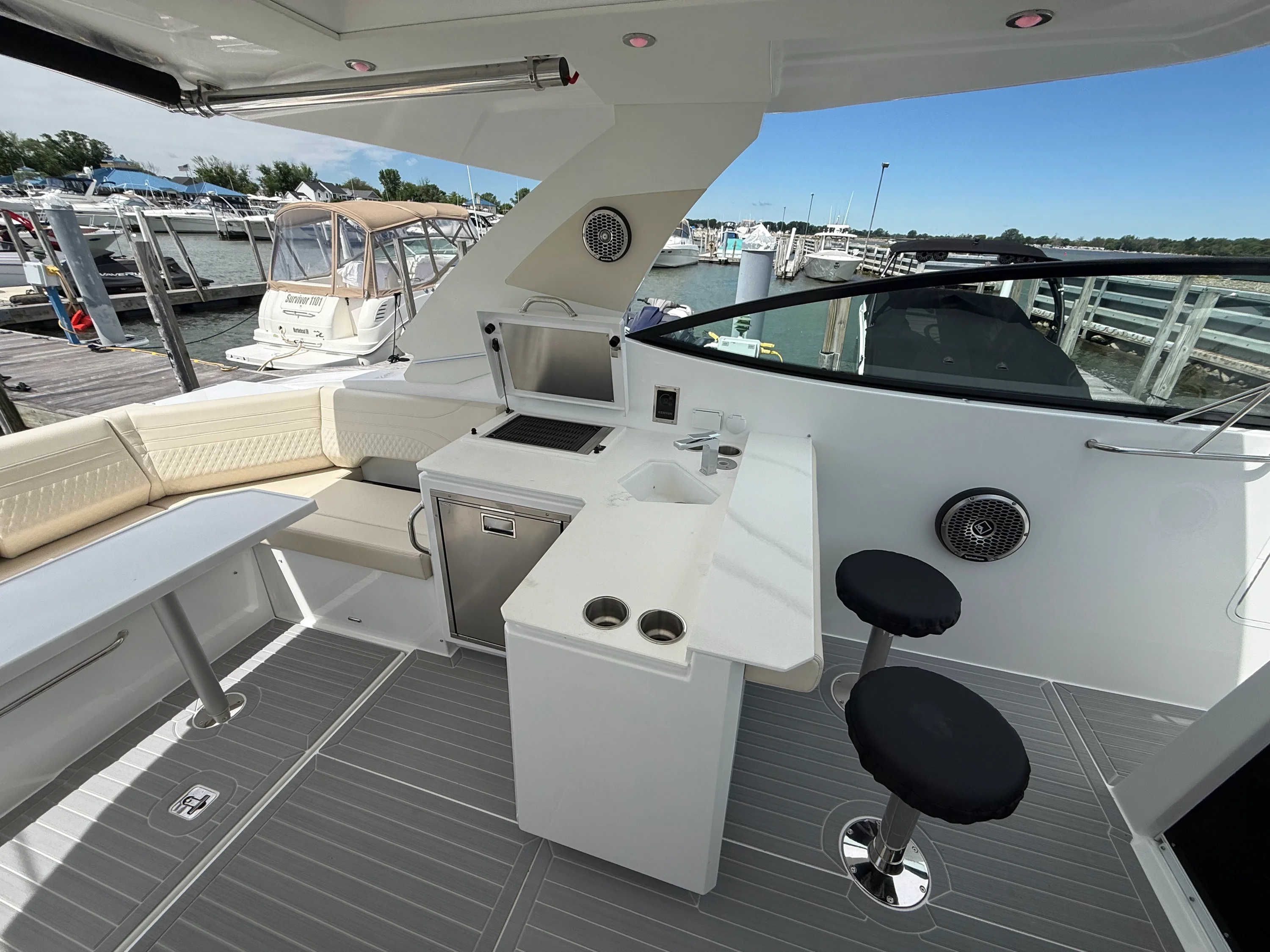 2027 Cruisers Yachts 38GLS-OB Image Thumbnail #8