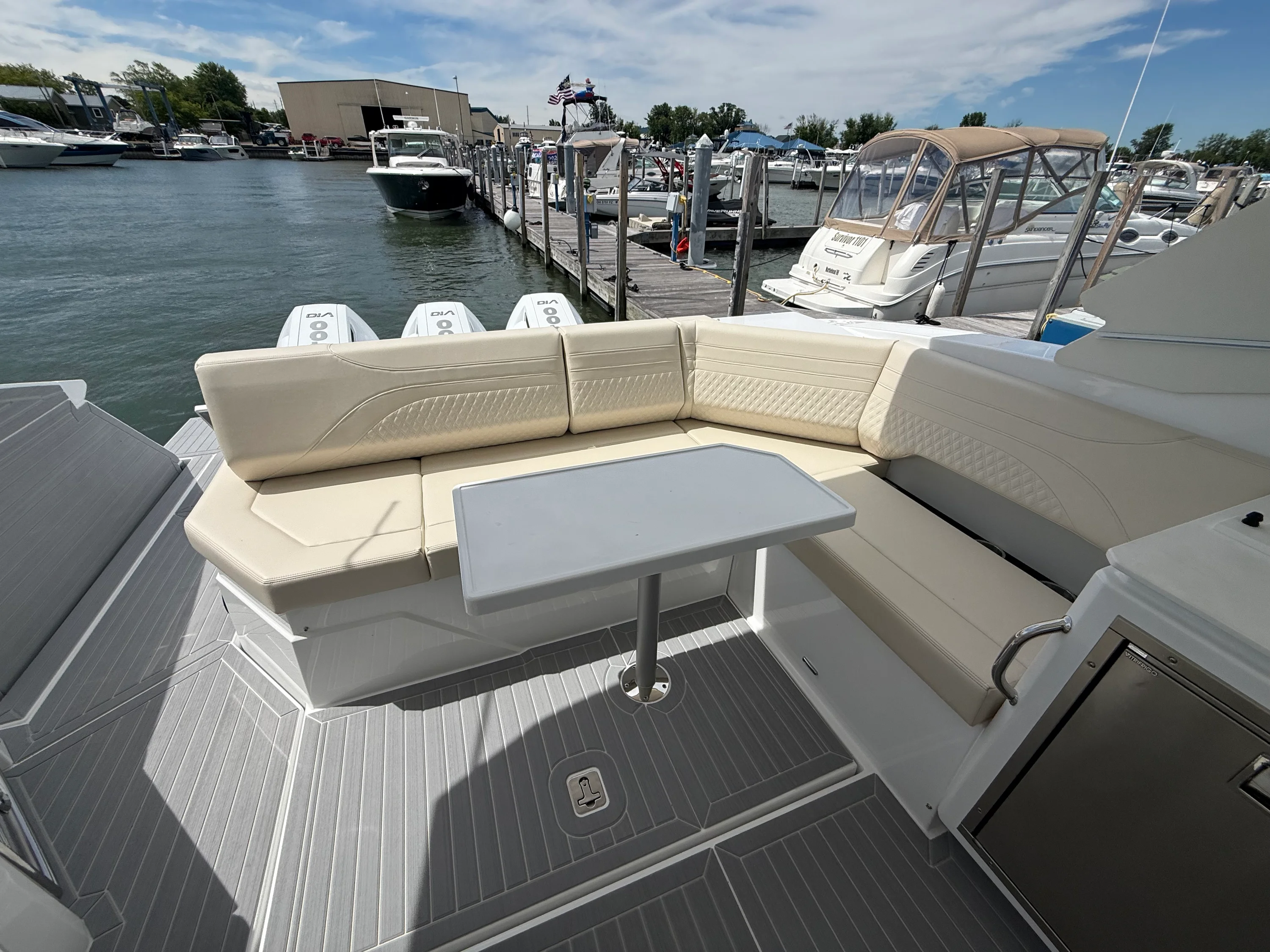 2027 Cruisers Yachts 38GLS-OB Image Thumbnail #5