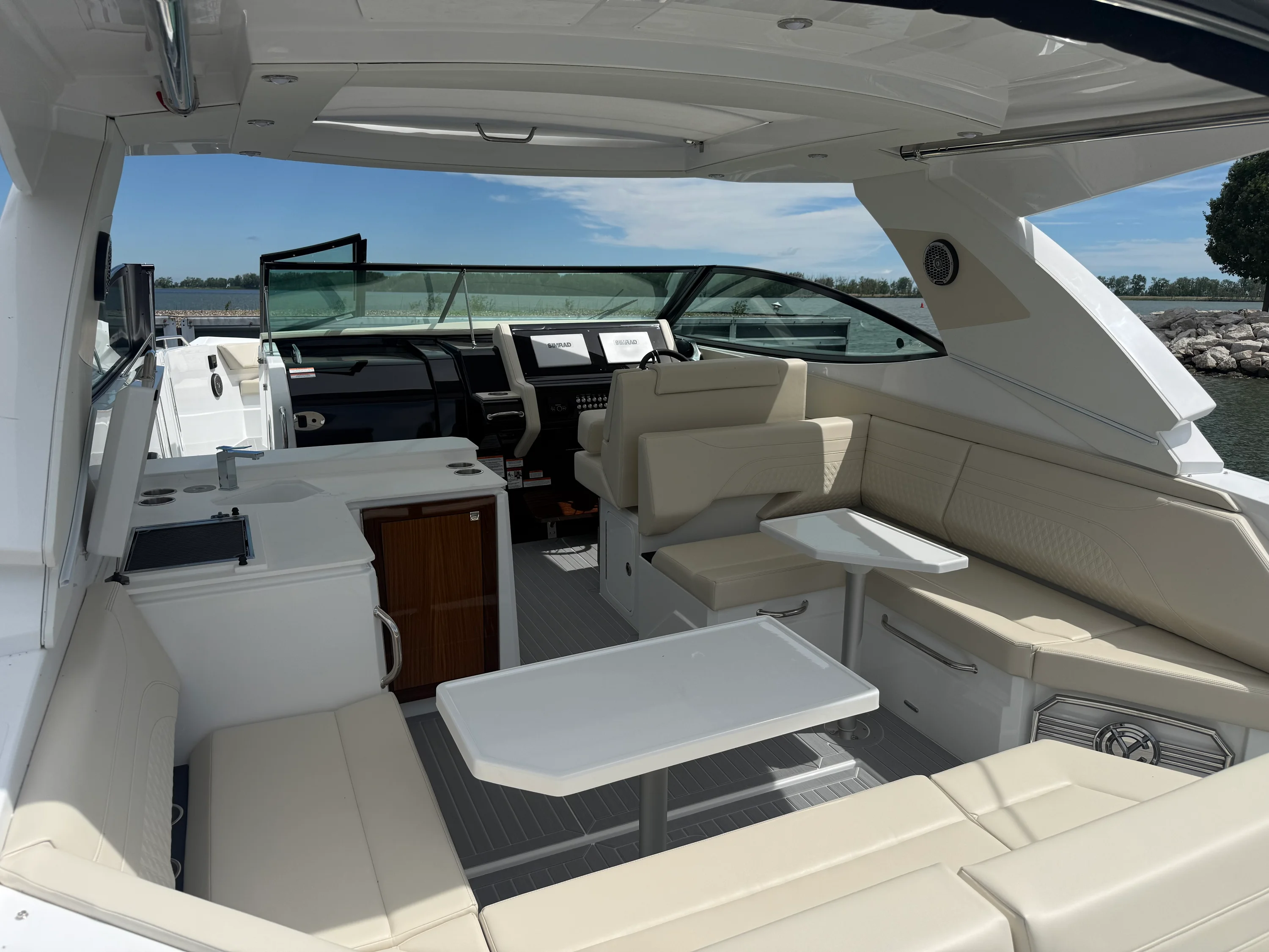 2027 Cruisers Yachts 38GLS-OB Image Thumbnail #2