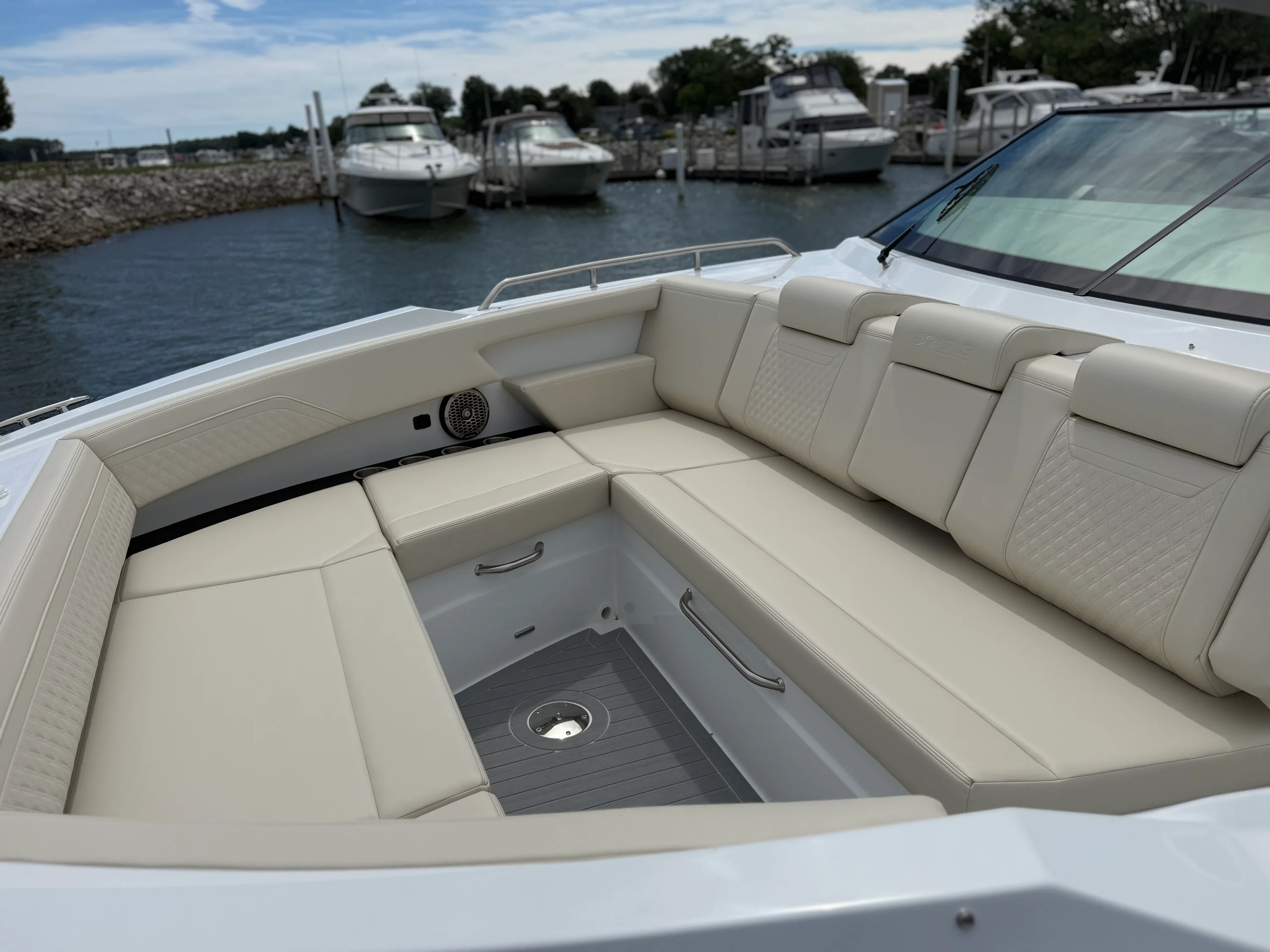 2027 Cruisers Yachts 38GLS-OB Image Thumbnail #14