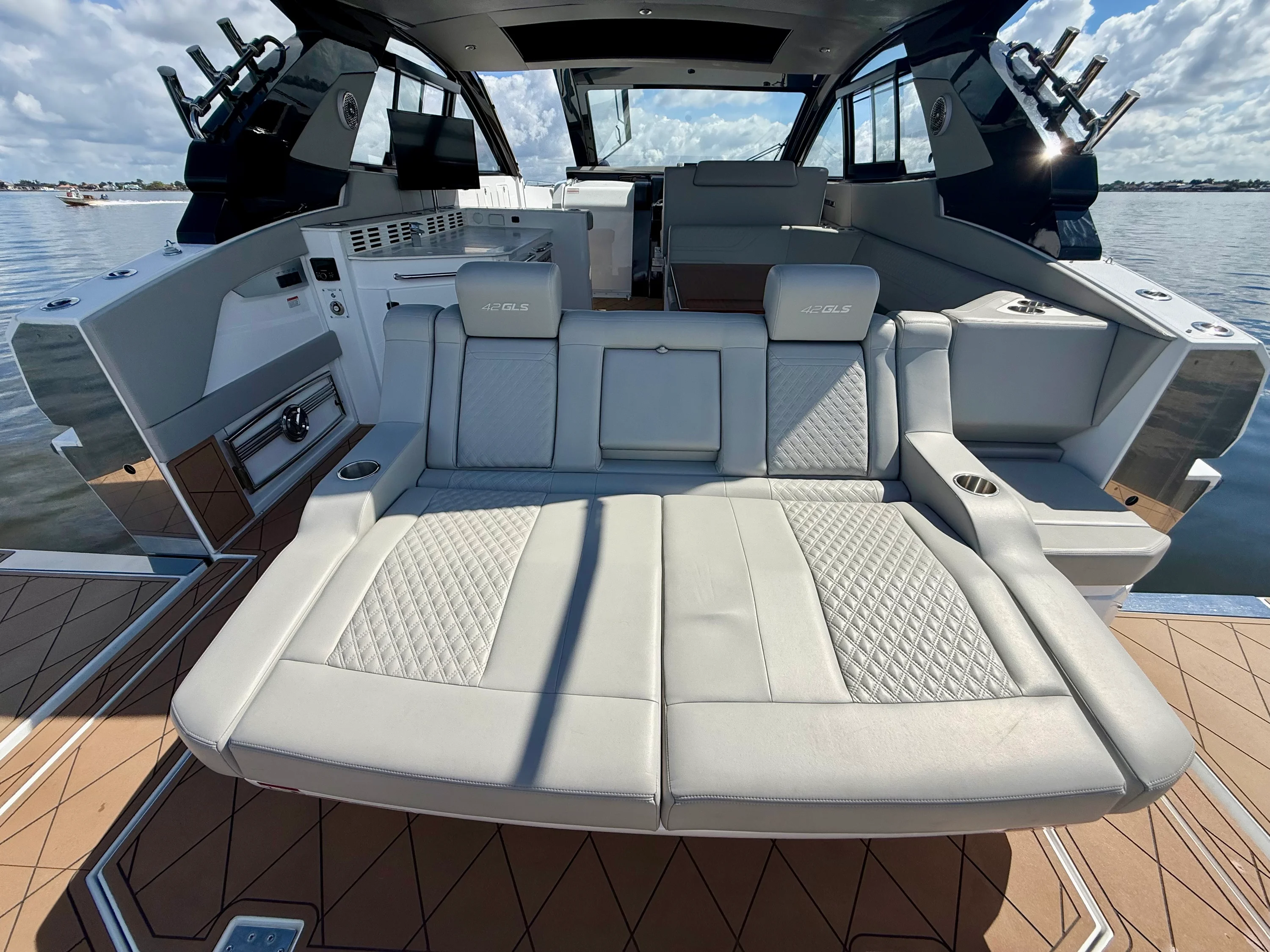 2024 Cruisers Yachts 42 GLS OB Image Thumbnail #15