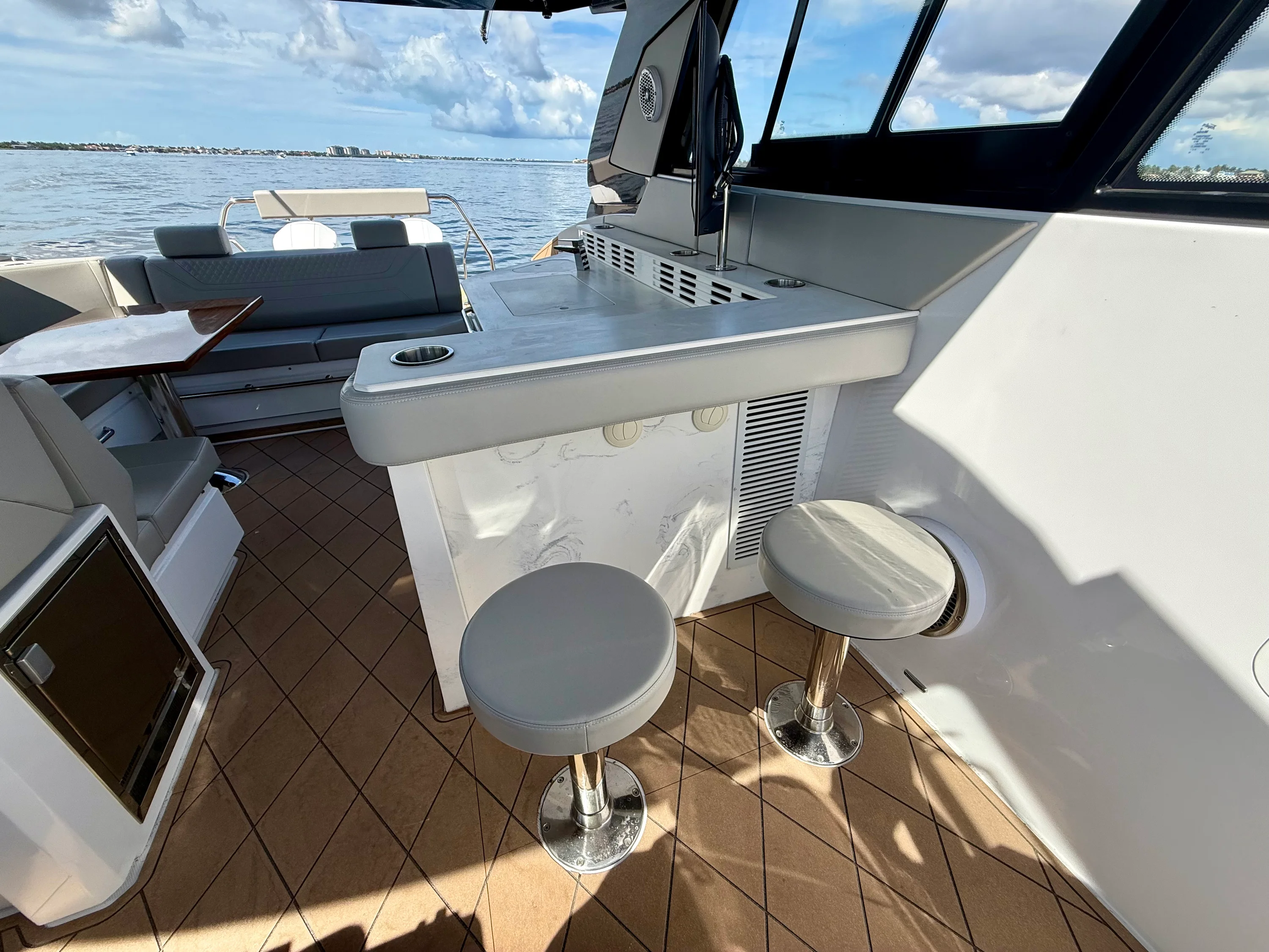 2024 Cruisers Yachts 42 GLS OB Image Thumbnail #41