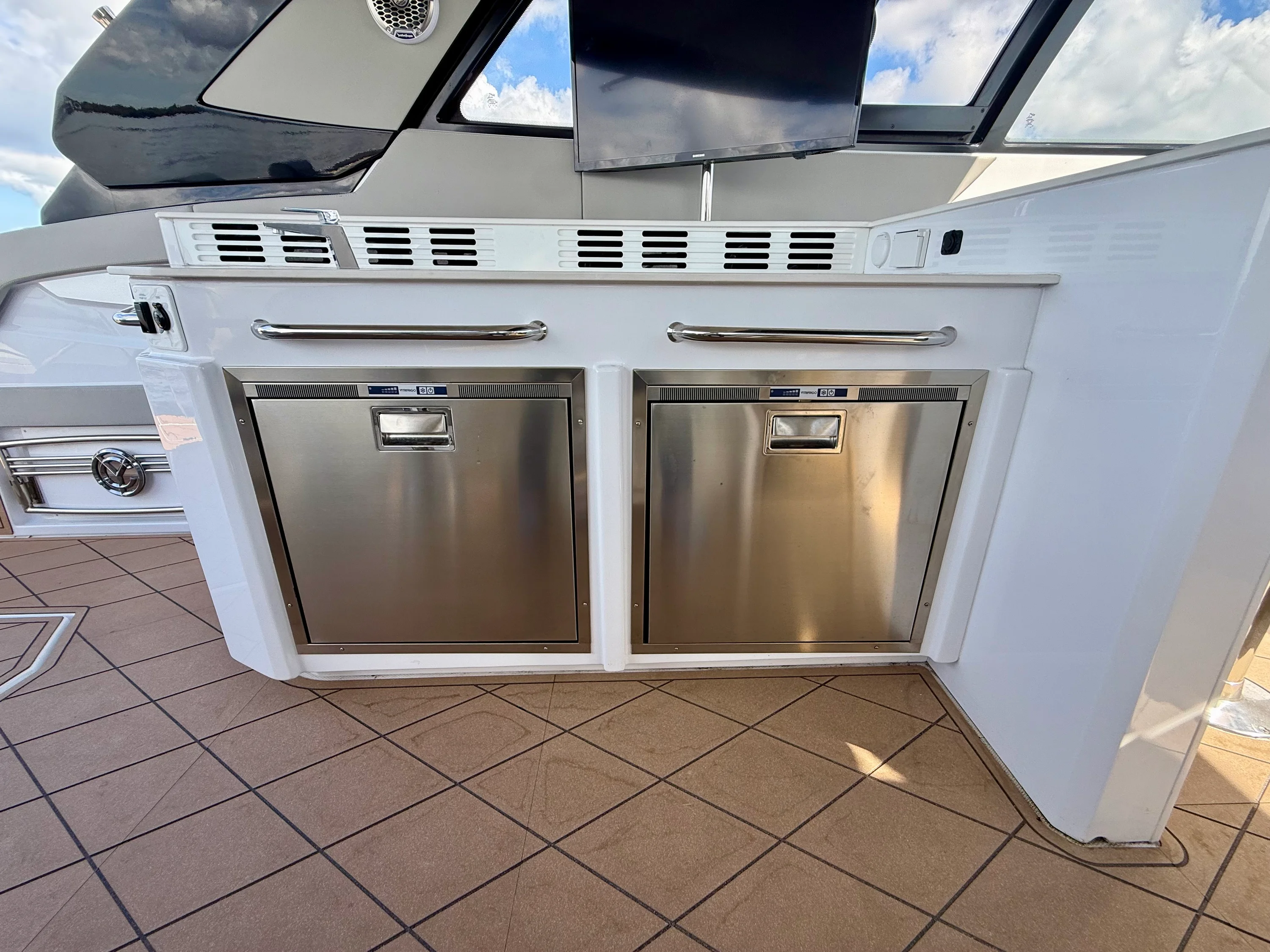 2024 Cruisers Yachts 42 GLS OB Image Thumbnail #29