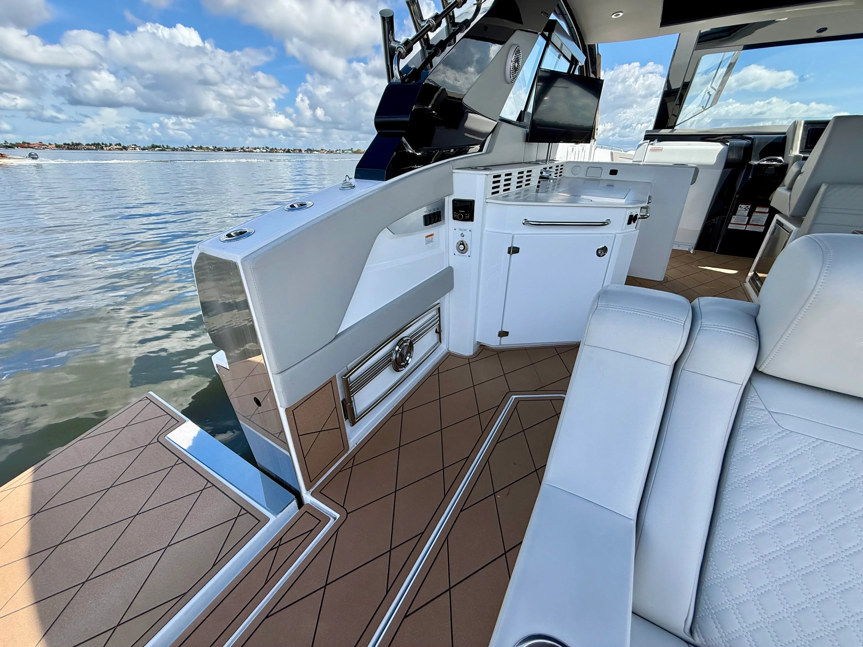 2024 Cruisers Yachts 42 GLS OB Image Thumbnail #17