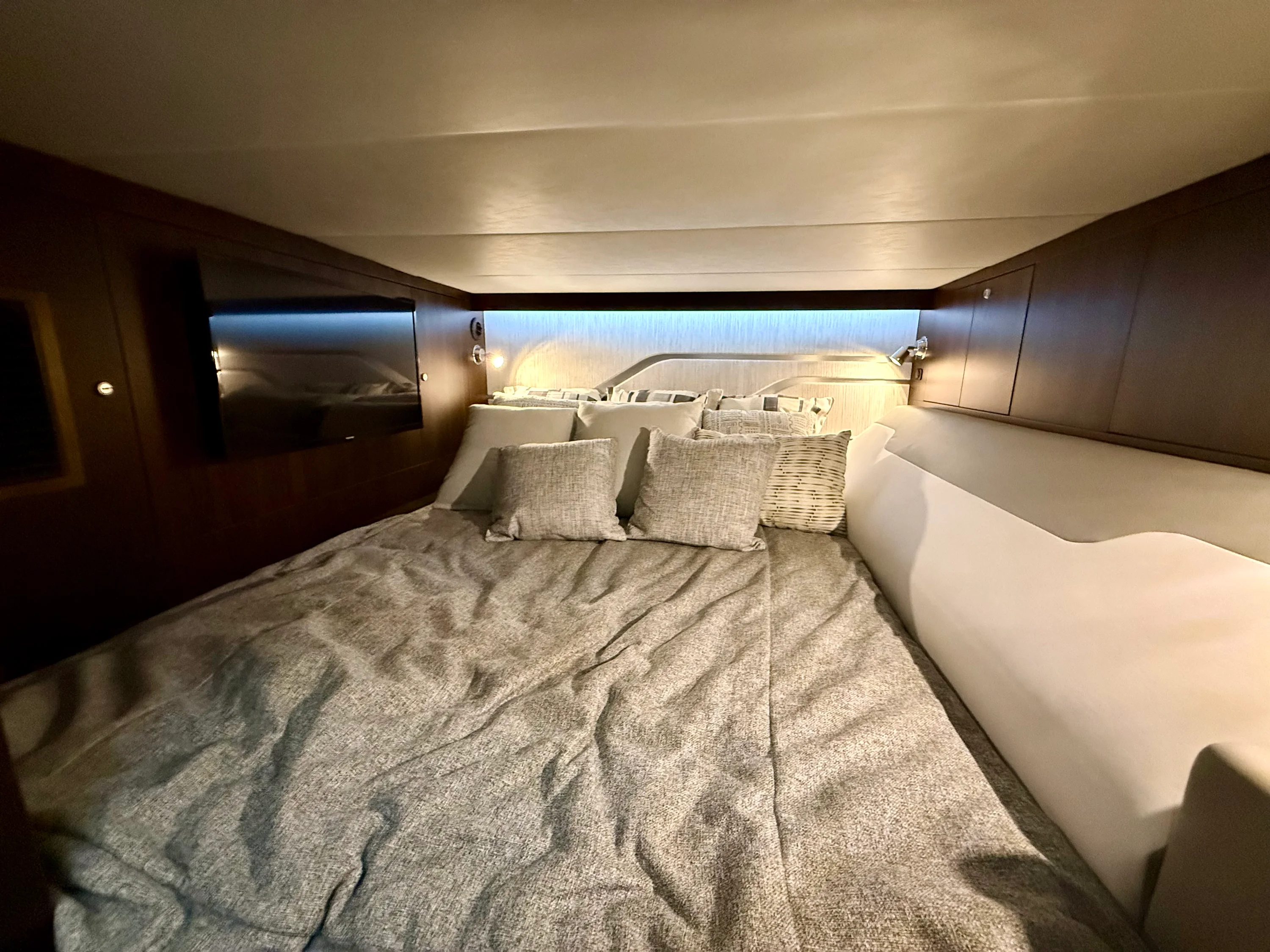 2024 Cruisers Yachts 42 GLS OB Image Thumbnail #52