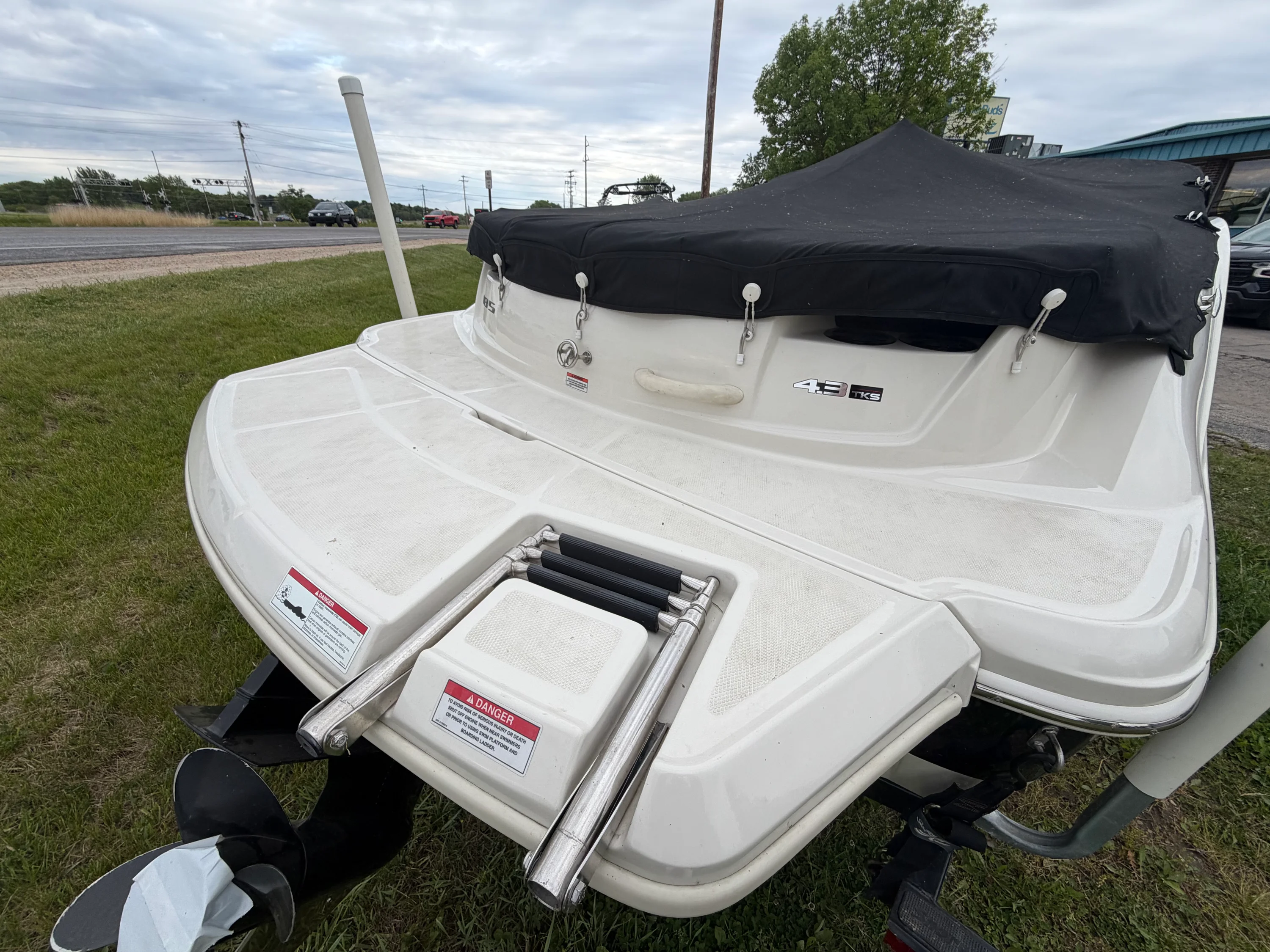 2010 Sea Ray 185 SP/SS Image Thumbnail #4