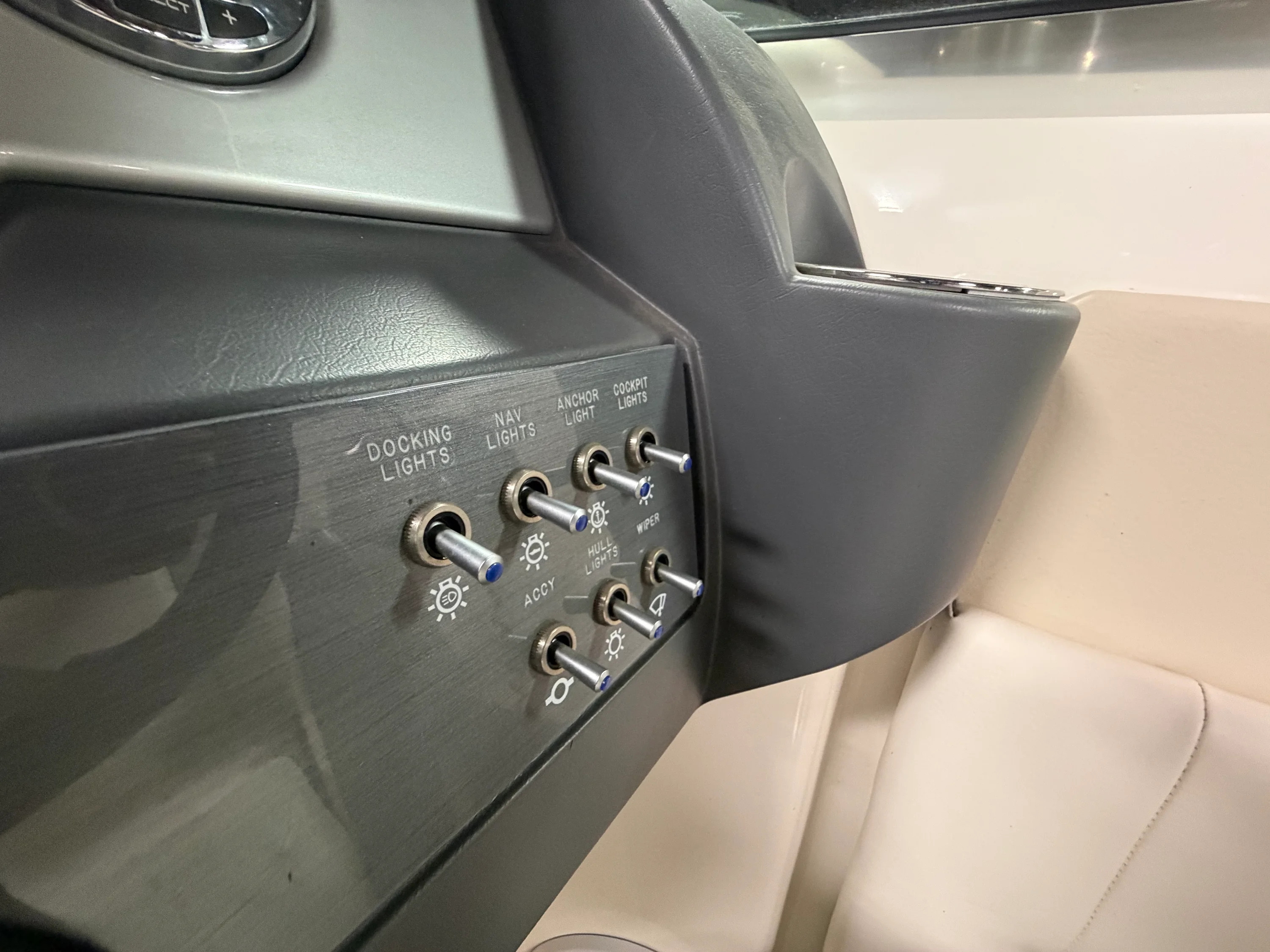 2012 Sea Ray 220 SD Image Thumbnail #17