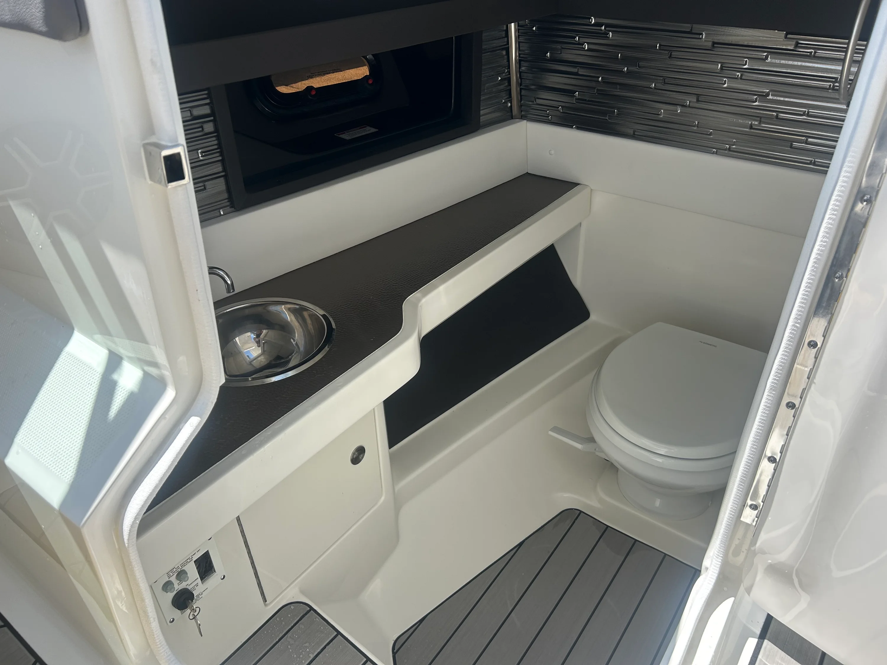 2026 Sea Ray SLX 310 Outboard Image Thumbnail #29