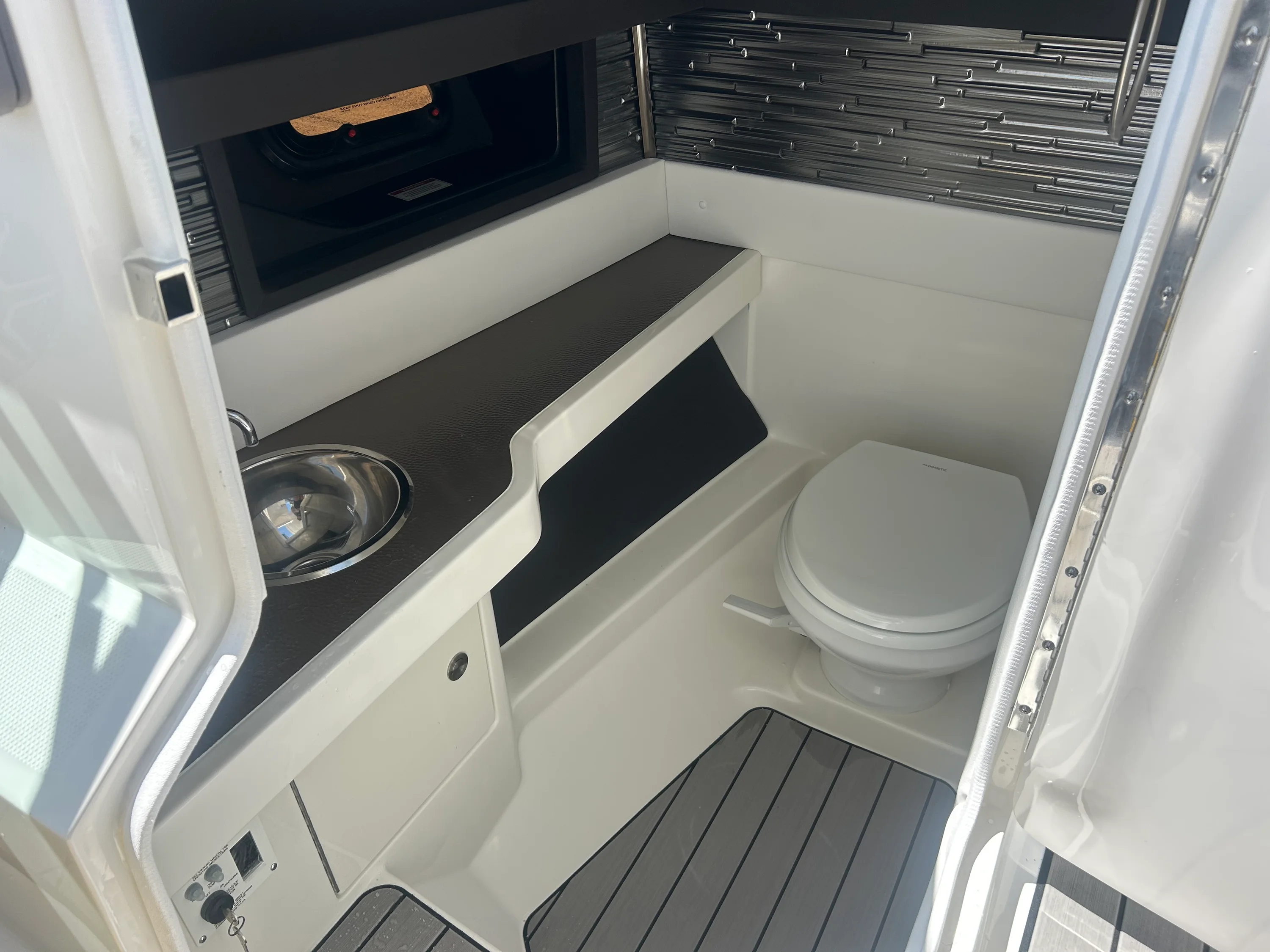 2026 Sea Ray SLX 310 Outboard Image Thumbnail #28