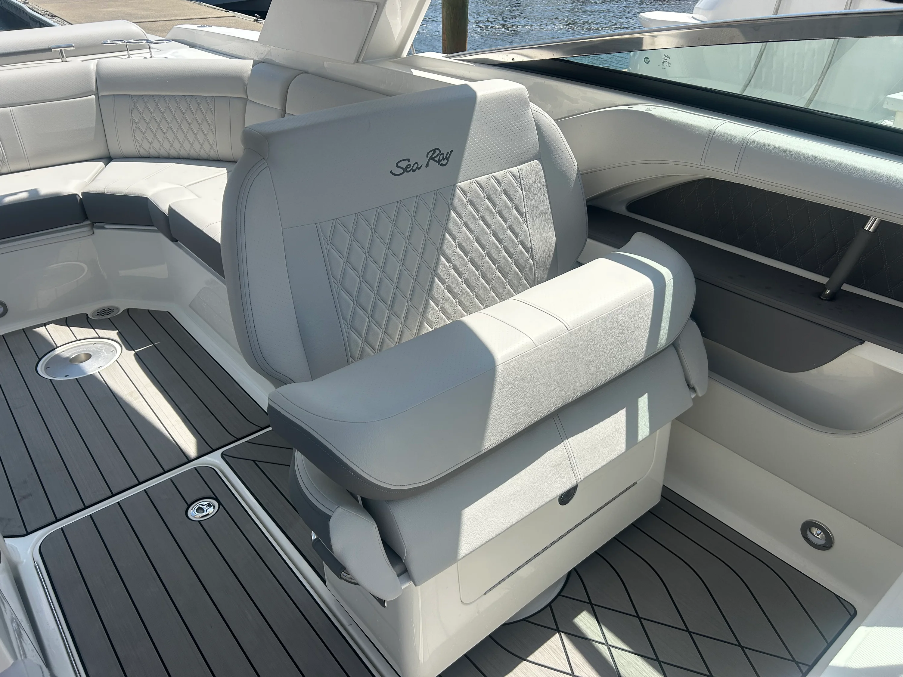2026 Sea Ray SLX 310 Outboard Image Thumbnail #24