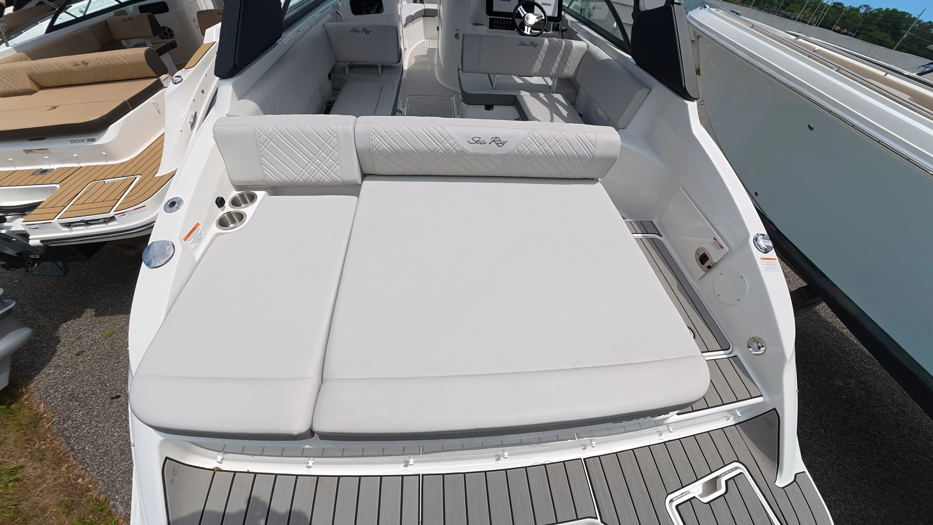2026 Sea Ray SDX 250 Outboard Image Thumbnail #4