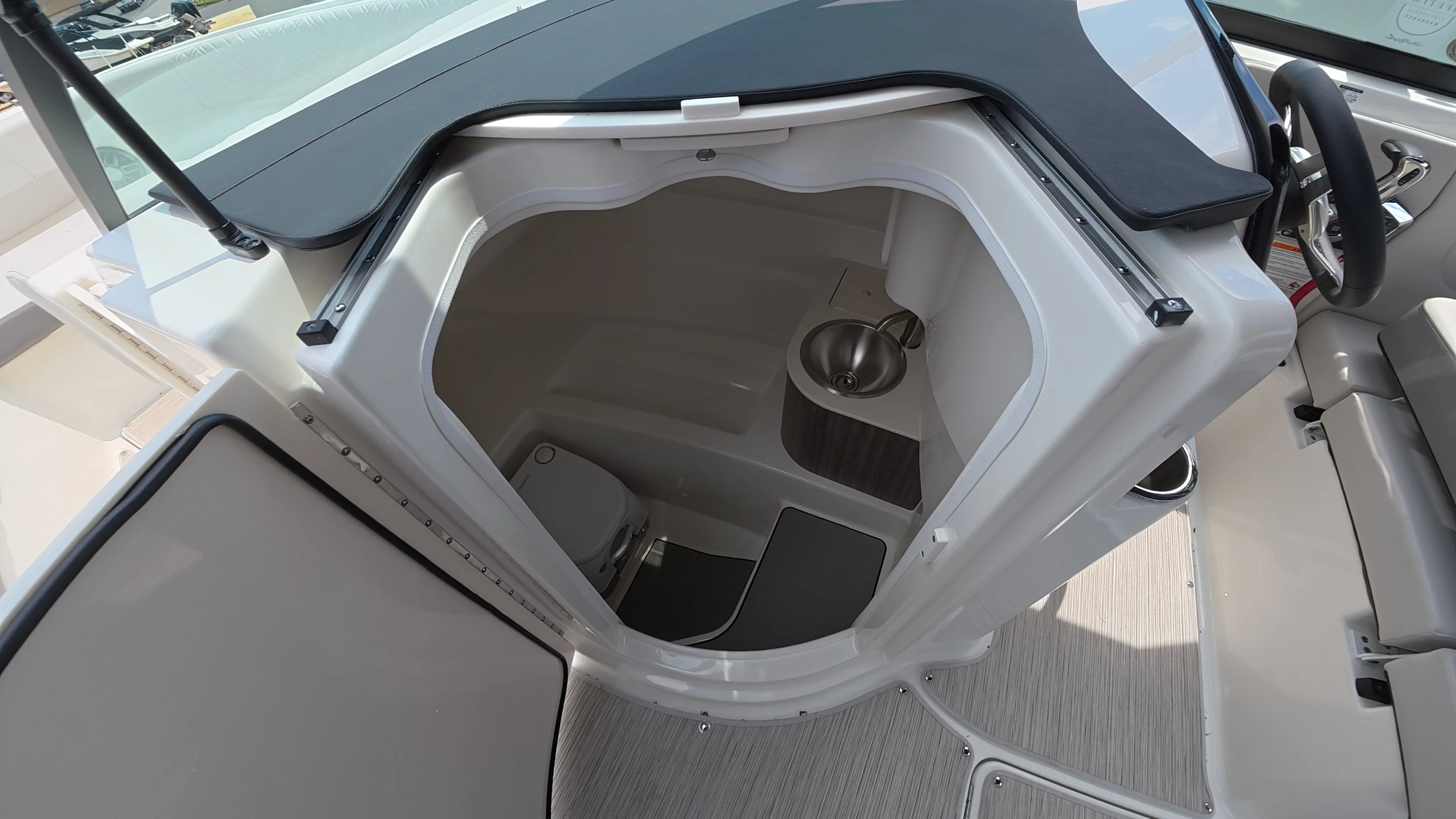 2026 Sea Ray SDX 250 Outboard Image Thumbnail #32