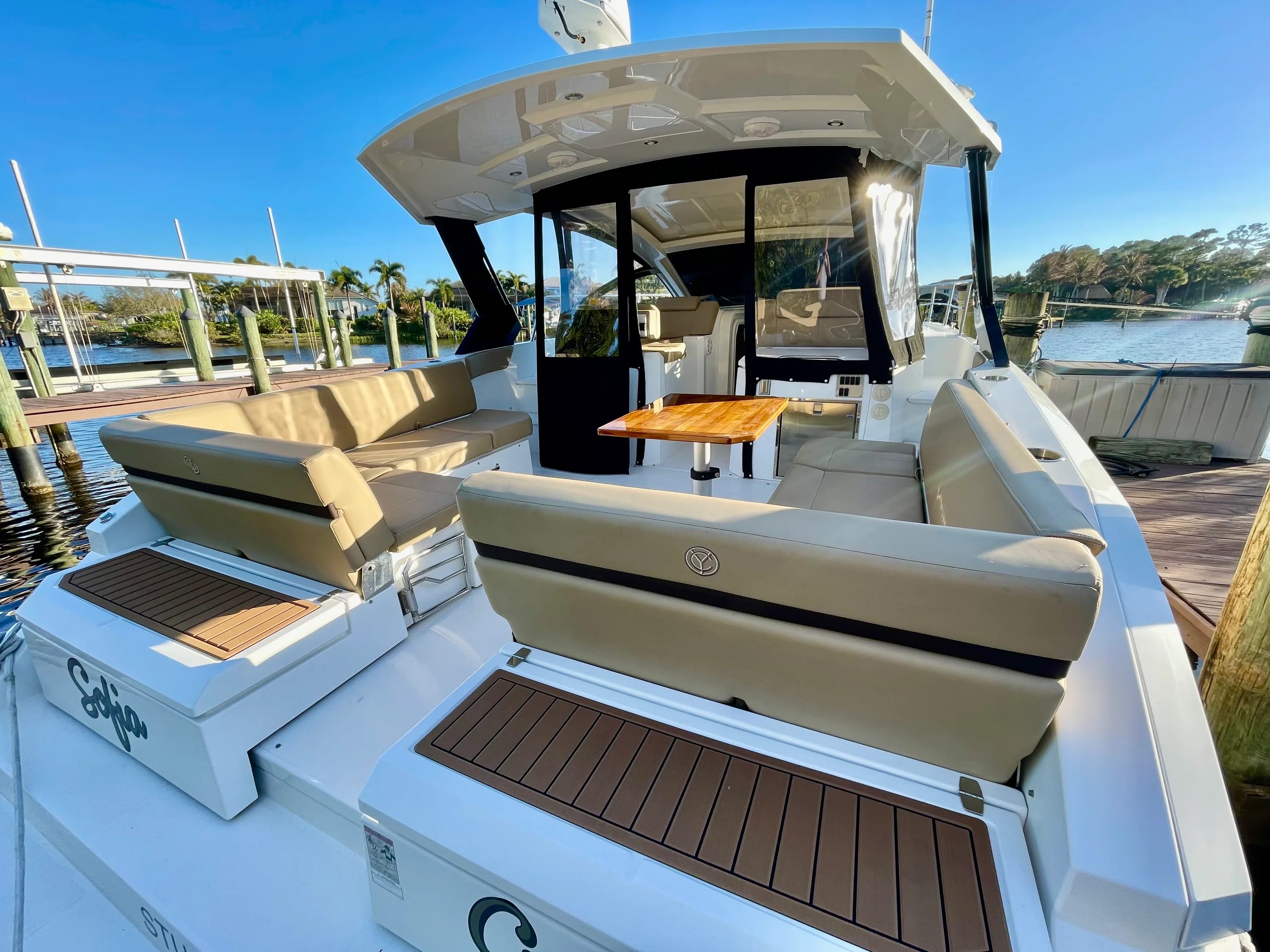2016 Cruisers Yachts 390 EXPRESS COUPE Image Thumbnail #4