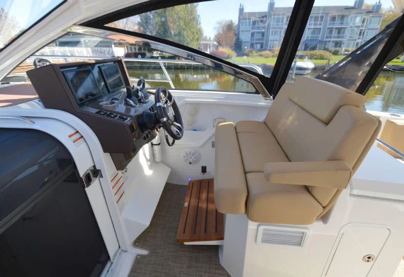 2016 Cruisers Yachts 390 EXPRESS COUPE Image Thumbnail #9