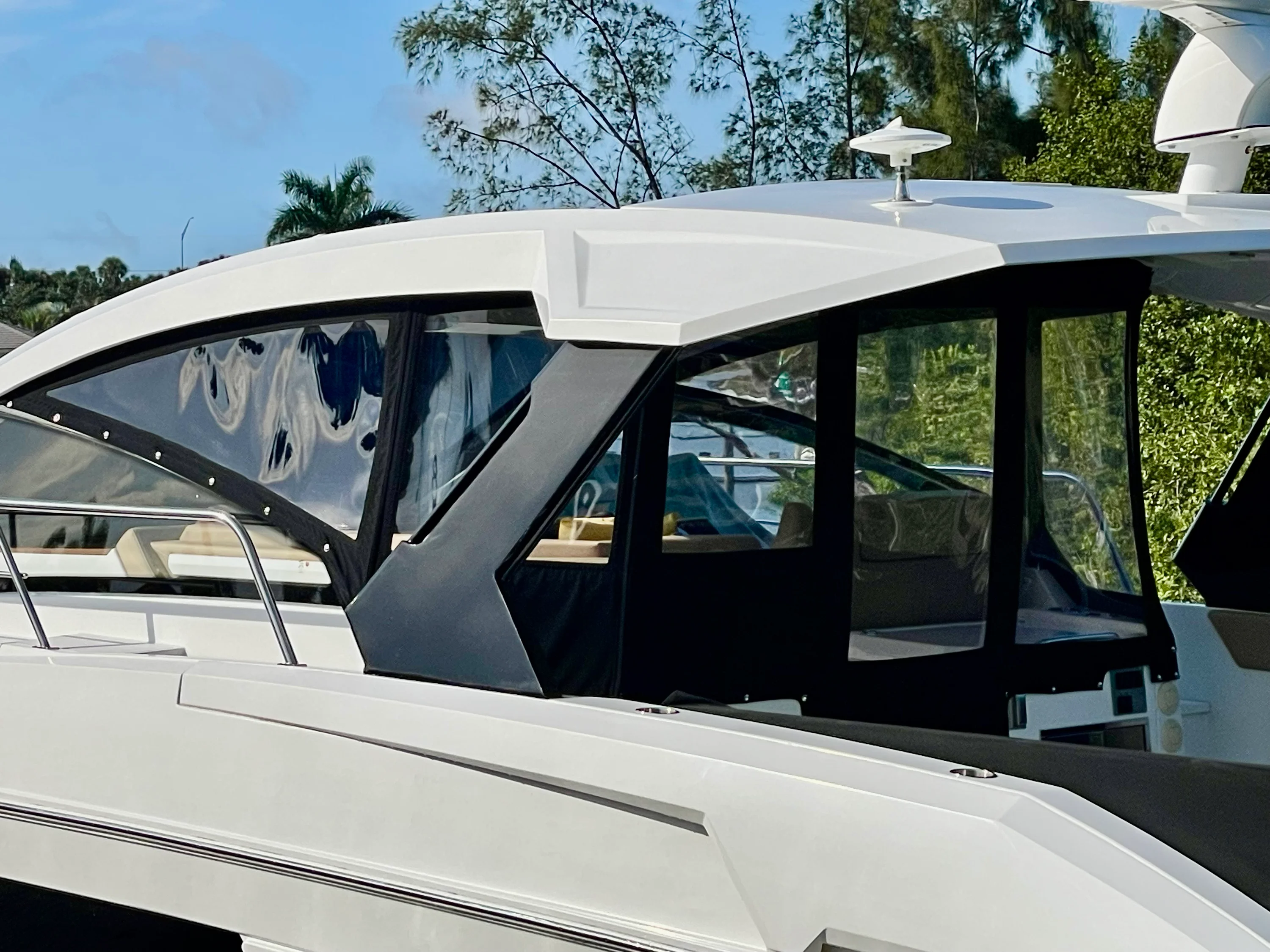 2016 Cruisers Yachts 390 EXPRESS COUPE Image Thumbnail #5