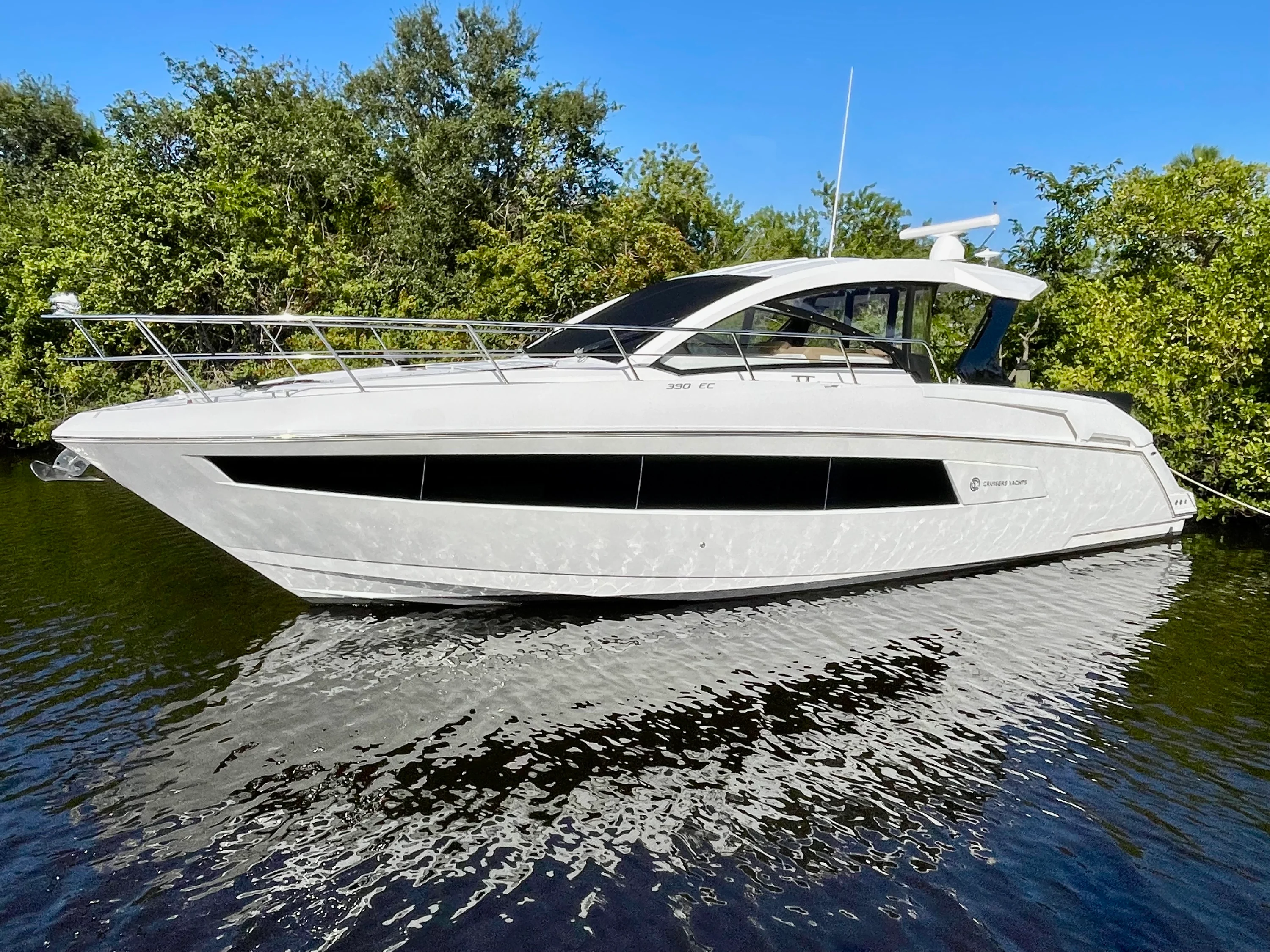 2016 Cruisers Yachts 390 EXPRESS COUPE Image Thumbnail #1
