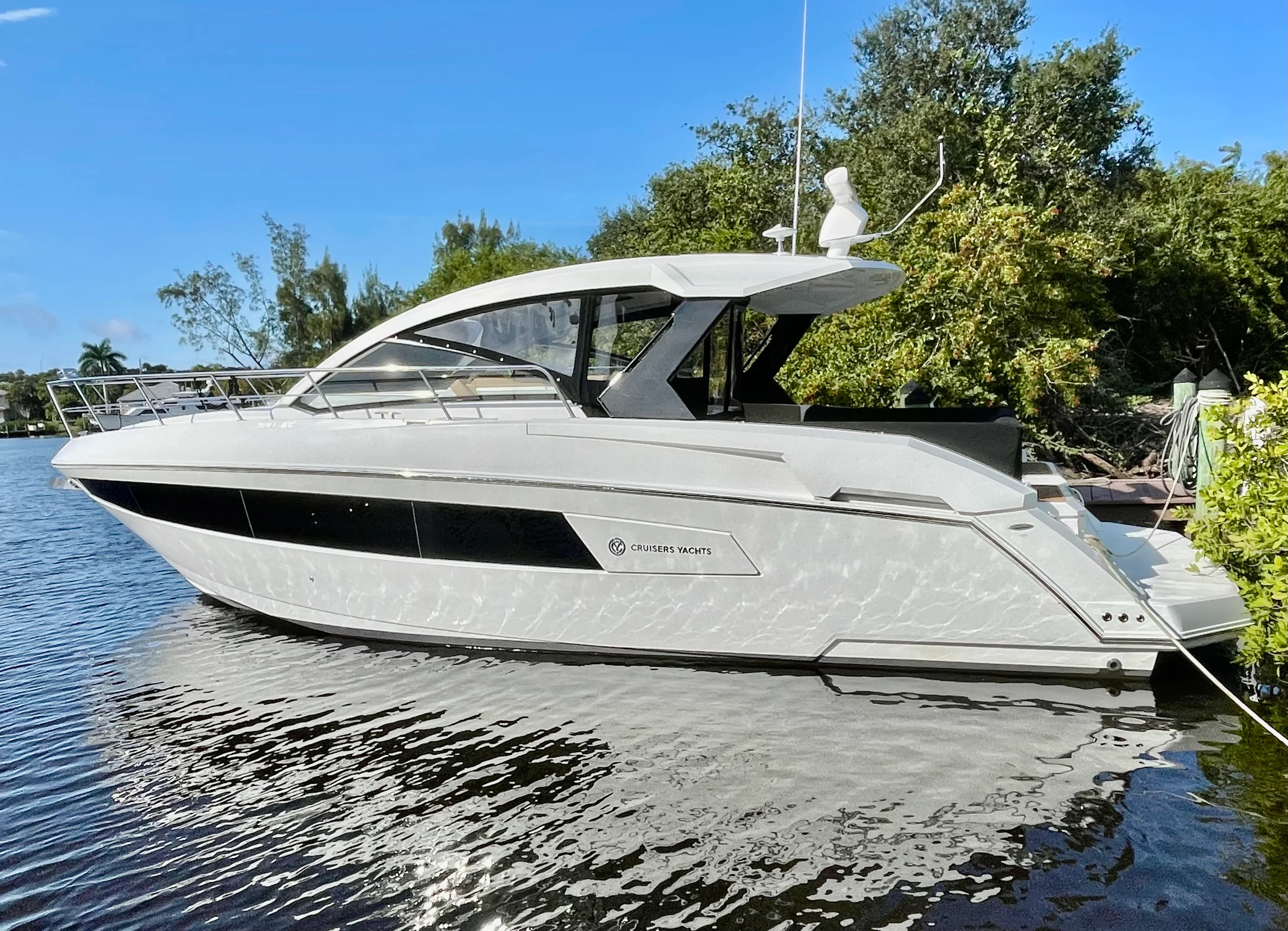 2016 Cruisers Yachts 390 EXPRESS COUPE Image Thumbnail #2