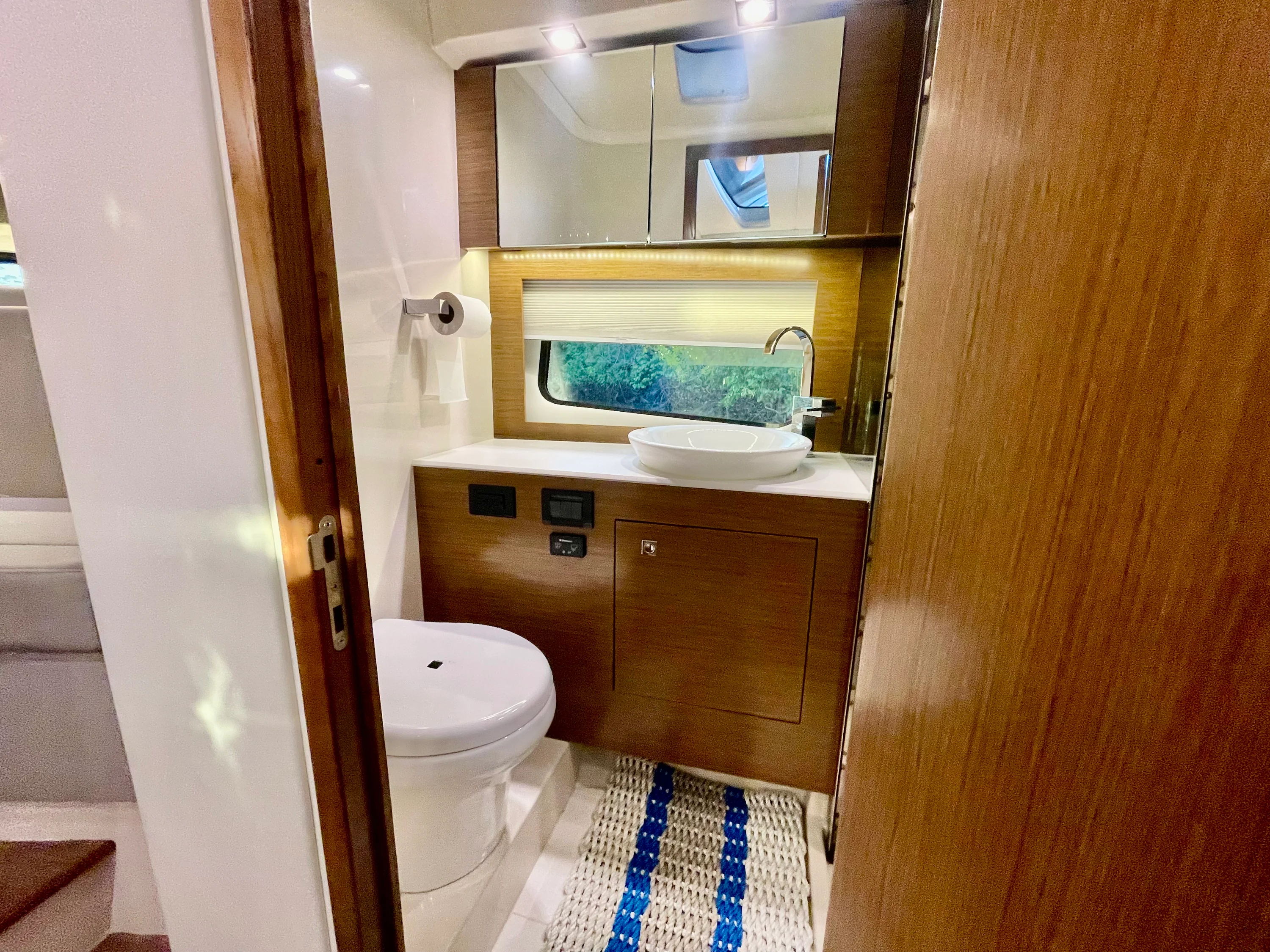 2016 Cruisers Yachts 390 EXPRESS COUPE Image Thumbnail #34